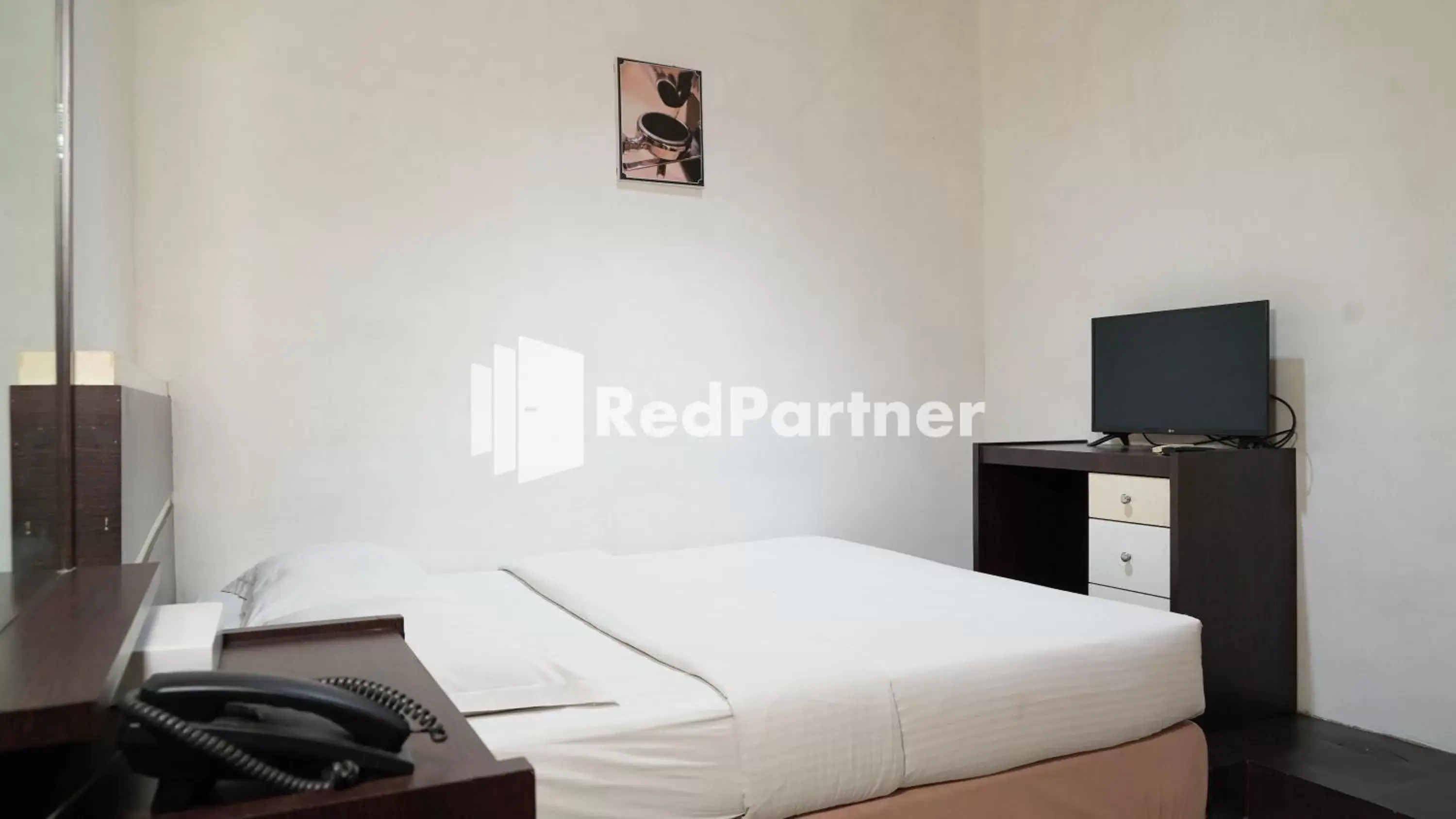 Bedroom, Bed in Wisma Sederhana RedPartner