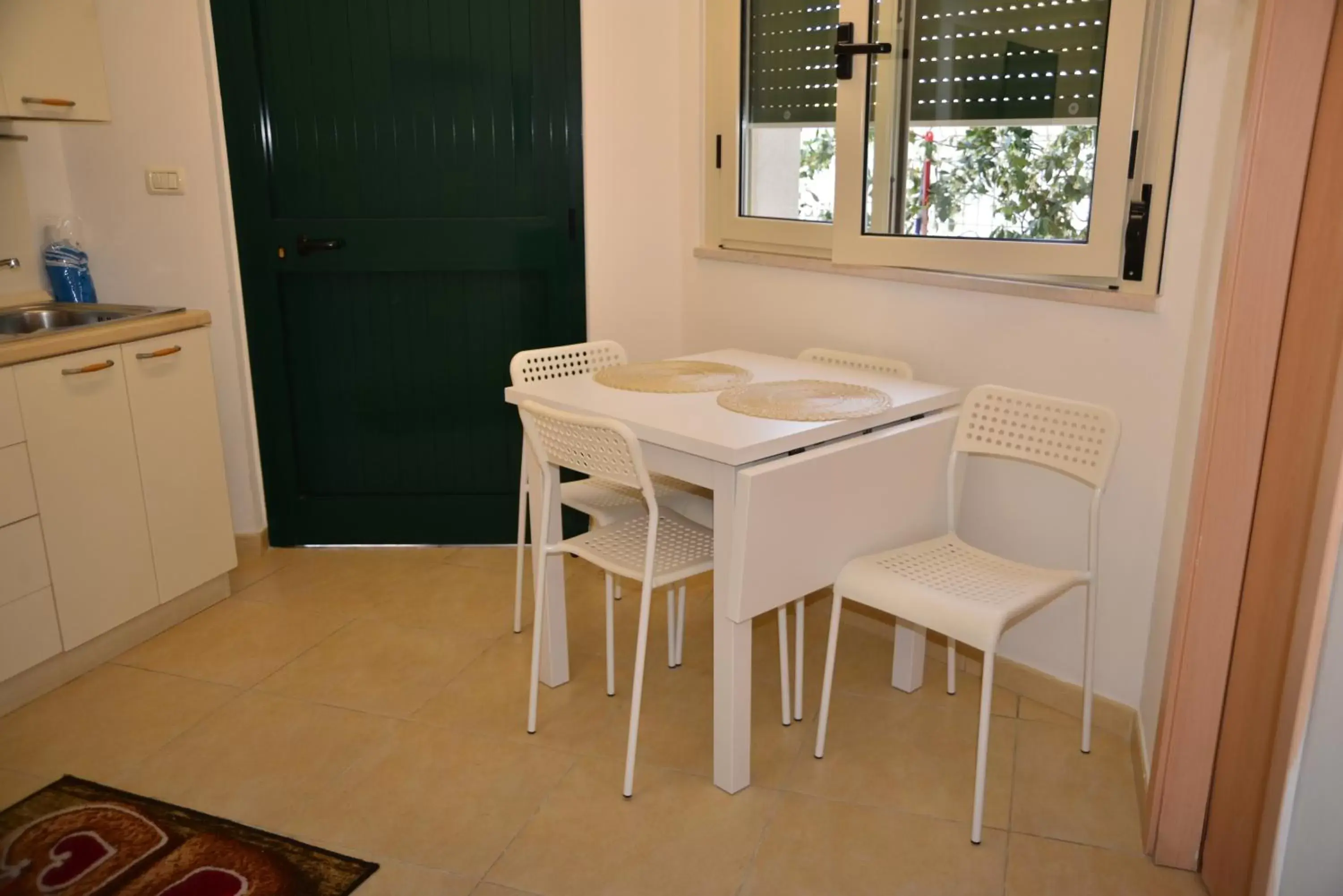 Kitchen or kitchenette, Dining Area in Sea Holidays