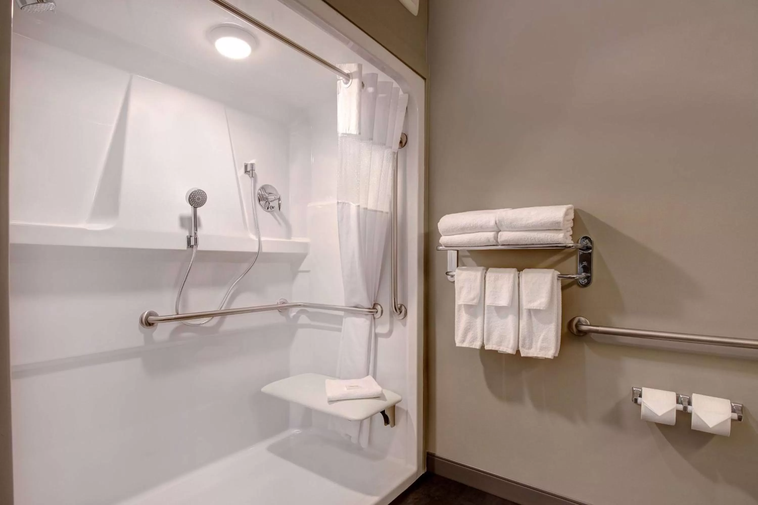 Shower in Days Inn & Suites by Wyndham Warman