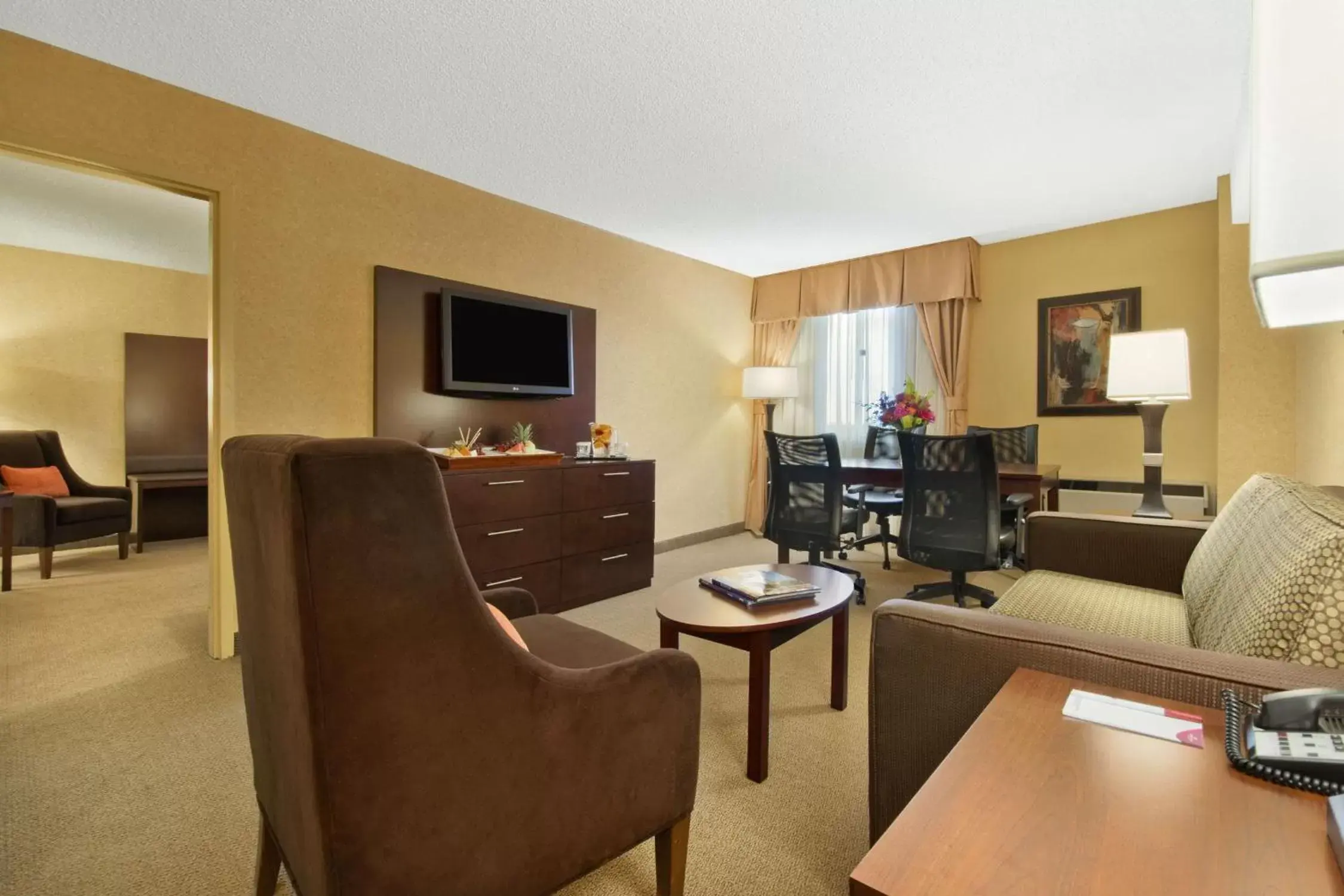 Living room, Seating Area in Crowne Plaza Denver International Airport, an IHG Hotel