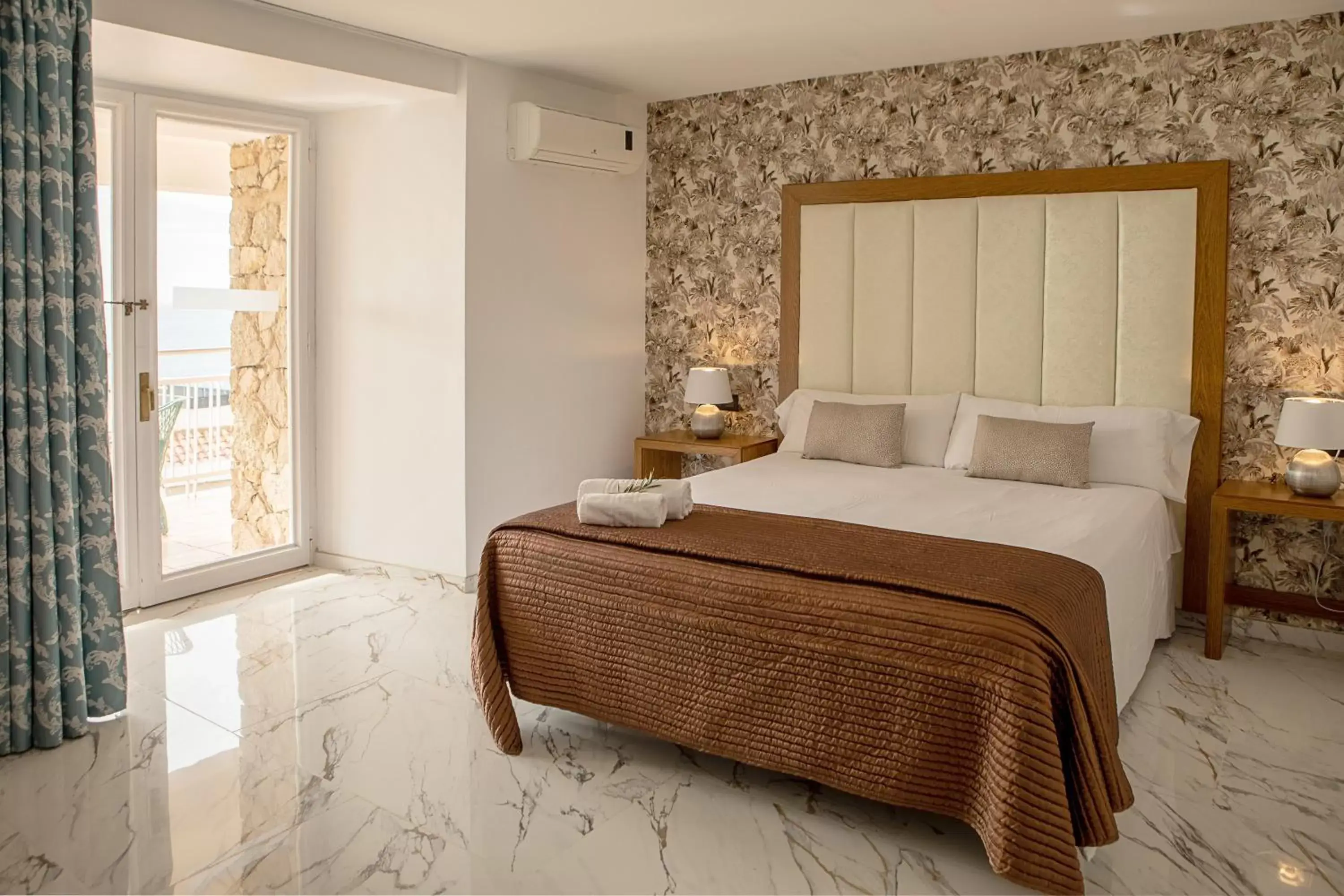 Bed in Hotel Roger de Flor by Seleqtta