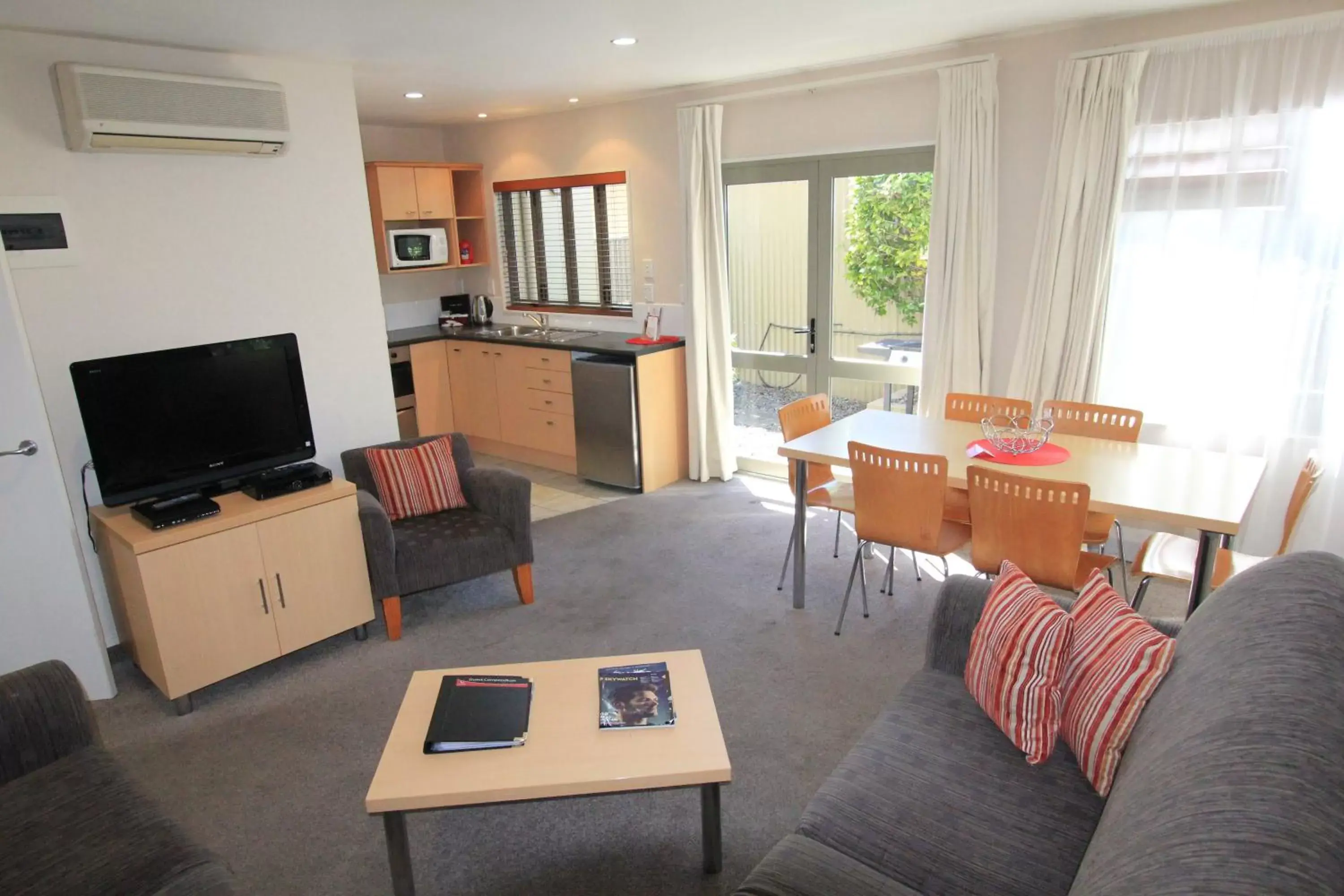 Kitchen or kitchenette, Seating Area in Voyager Apartments Taupo