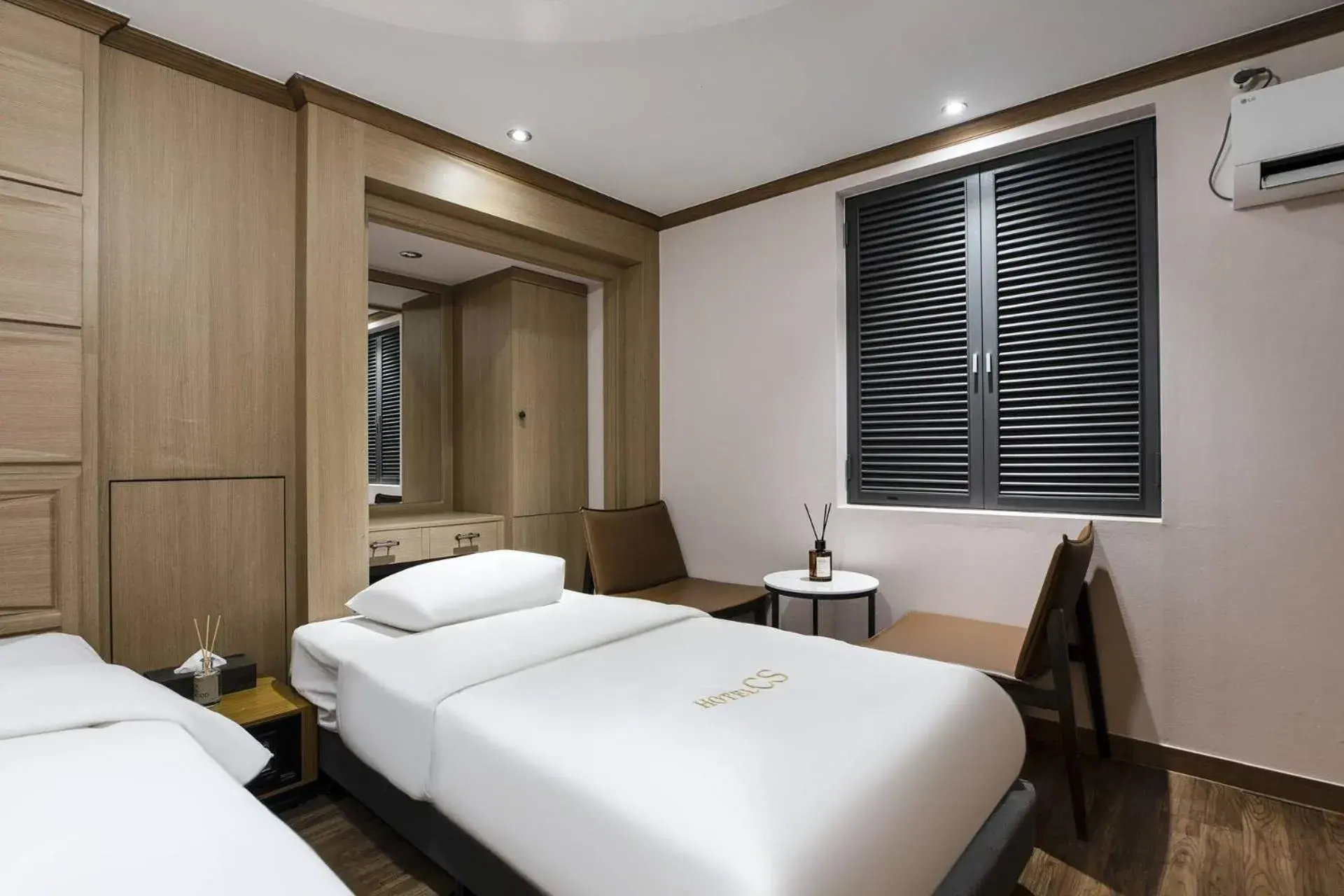 Bed in Central Plaza Suwon Hotel