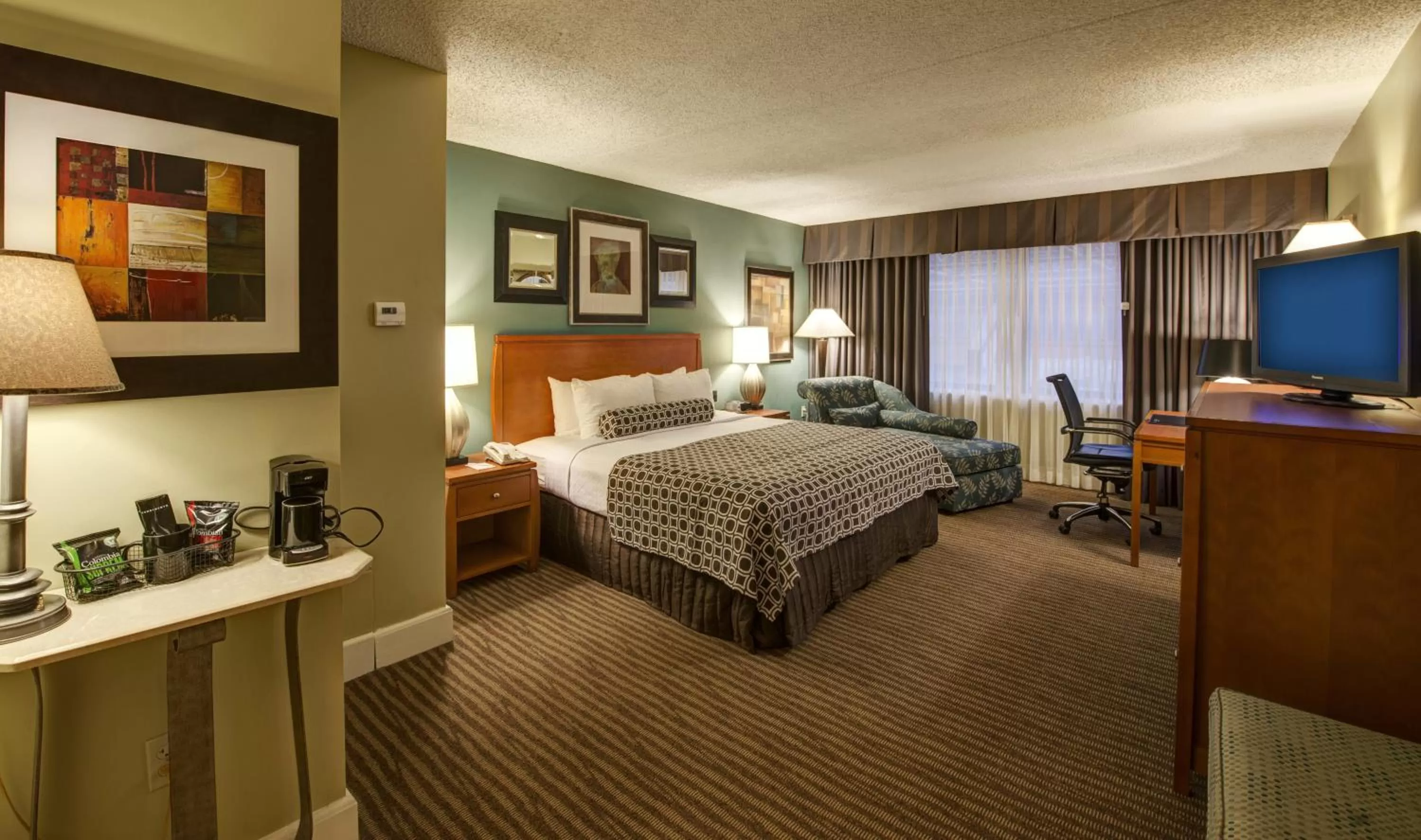 Bed in The Rockville Hotel, a Ramada by Wyndham