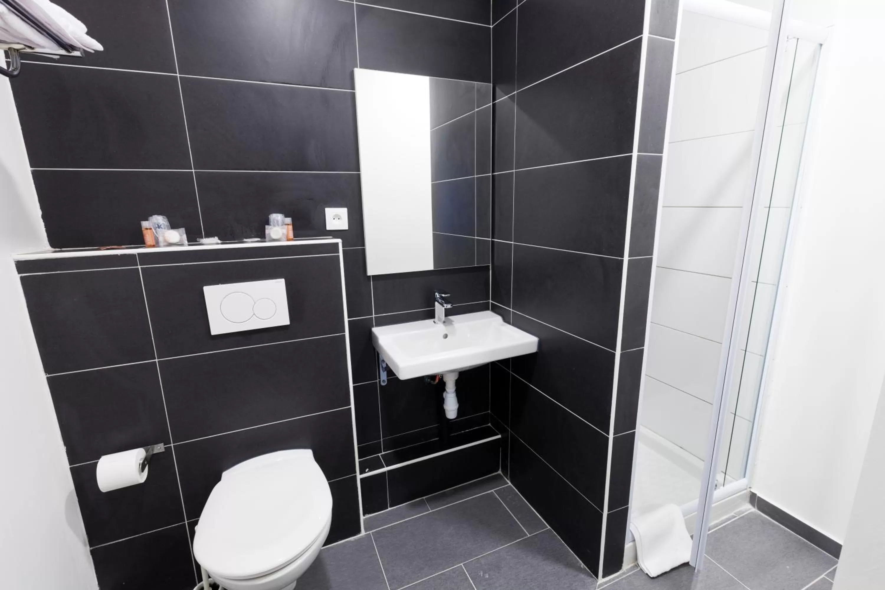 Bathroom in The Originals City, Marne-la-Vallée Est, Meaux ,GLASSY HOTEL