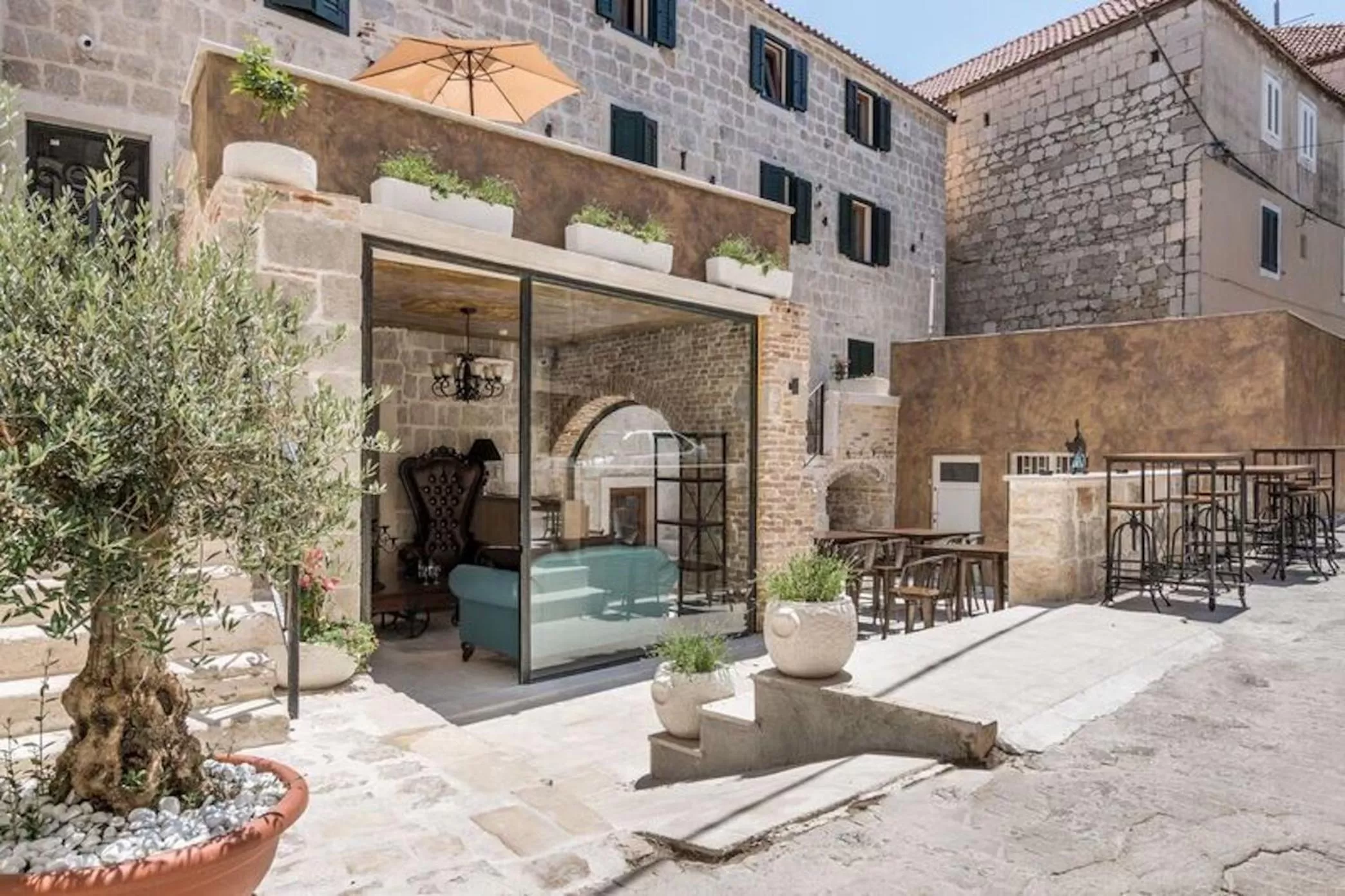 Restaurant/places to eat in Heritage Palace Varos - MAG Quaint & Elegant Boutique Hotels
