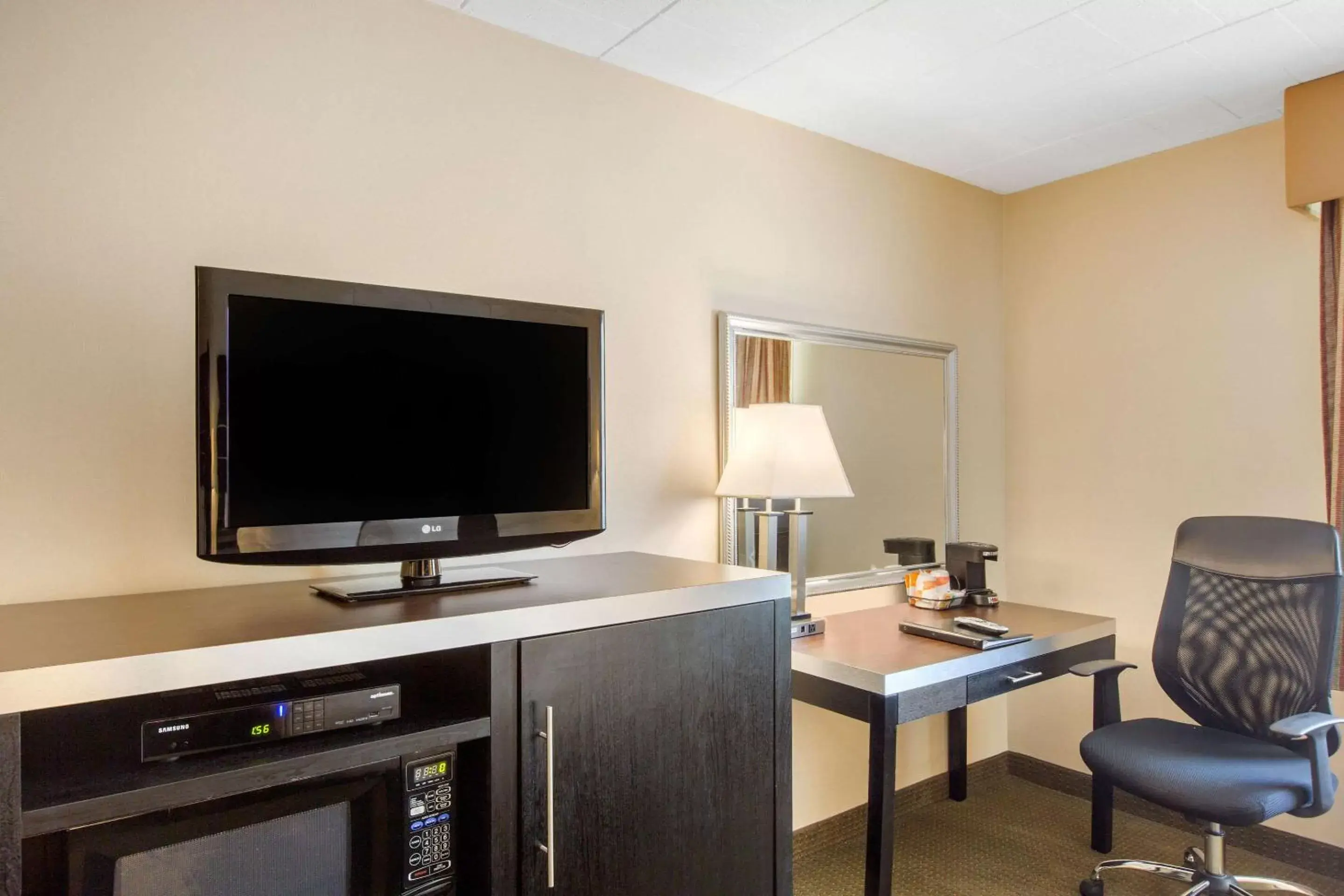 Photo of the whole room, TV/Entertainment Center in Quality Inn Ledgewood - Dover