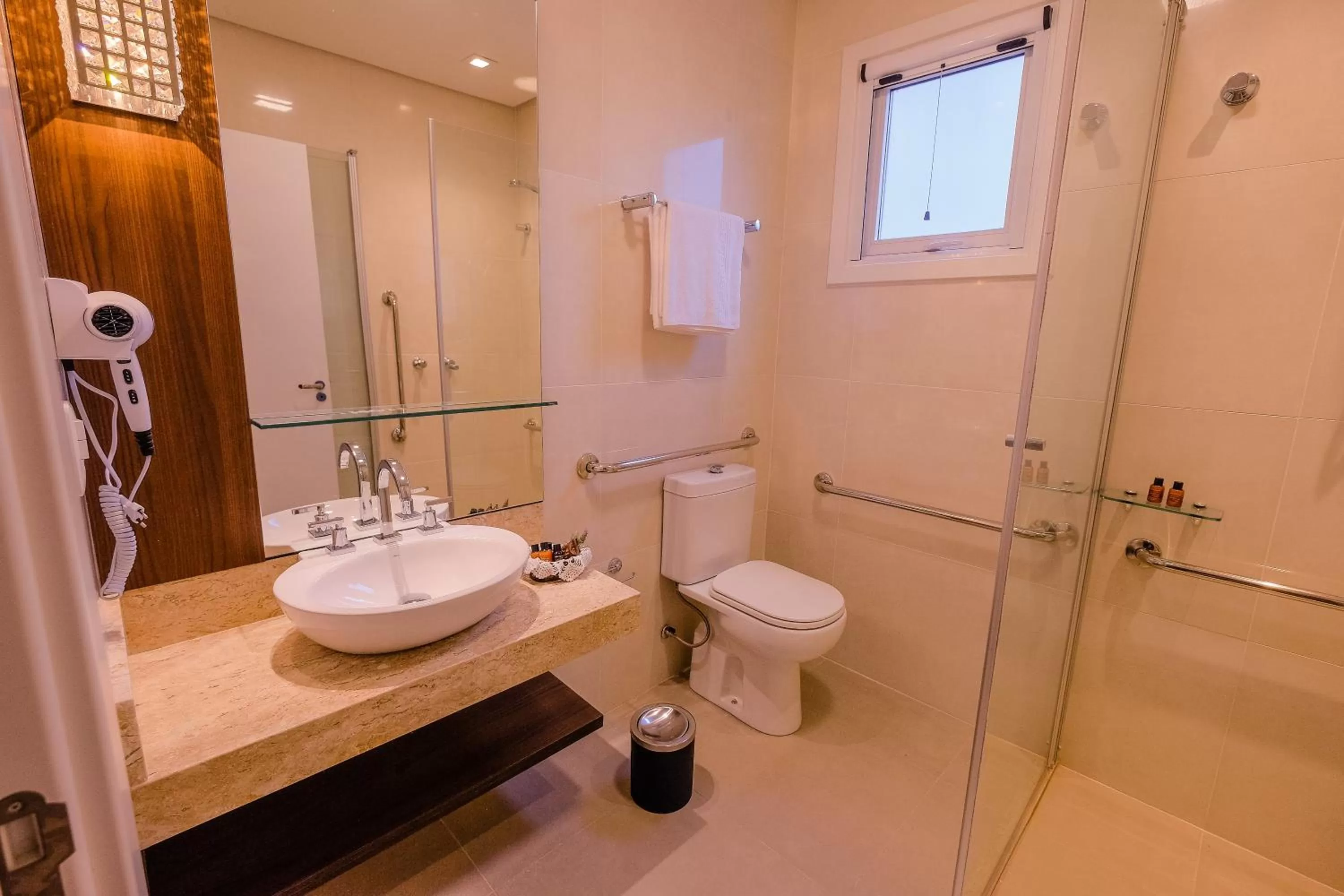 Shower in Hotel Jardins da Colina