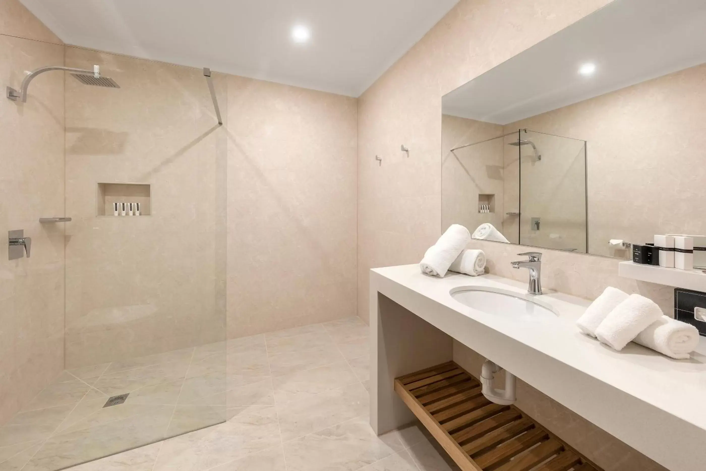 Bathroom in Quality Hotel Canterbury International