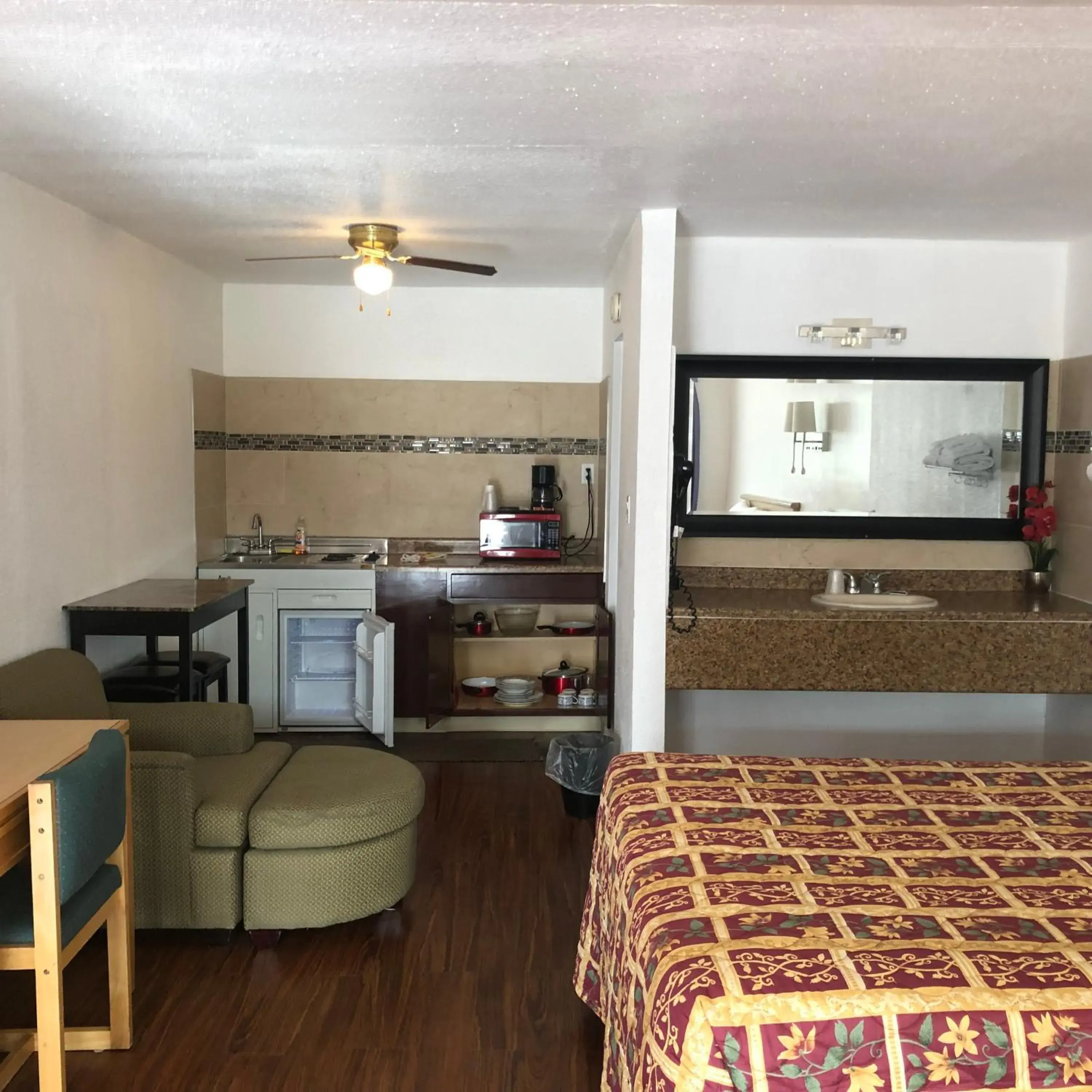 Kitchen/Kitchenette in Mount-N-Lake Motel