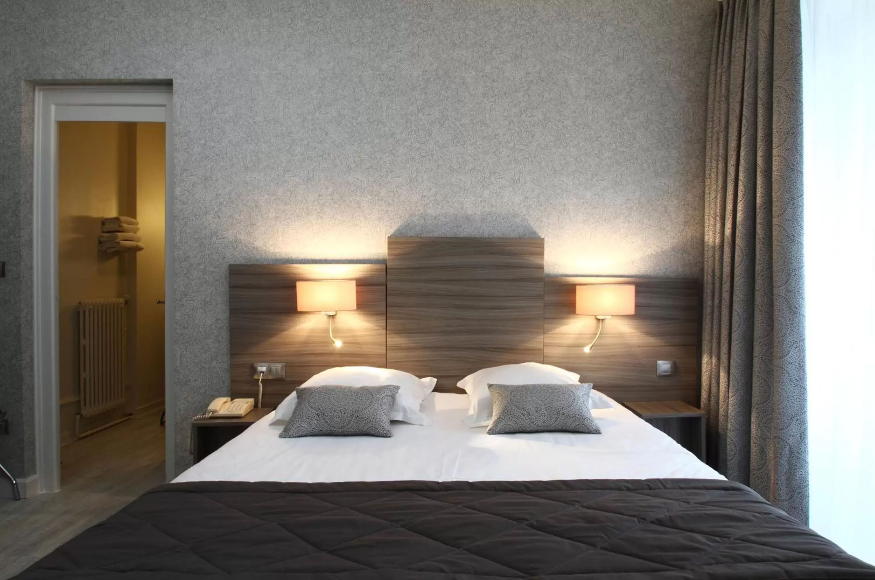 Bedroom, Bed in Hôtel De L'Europe