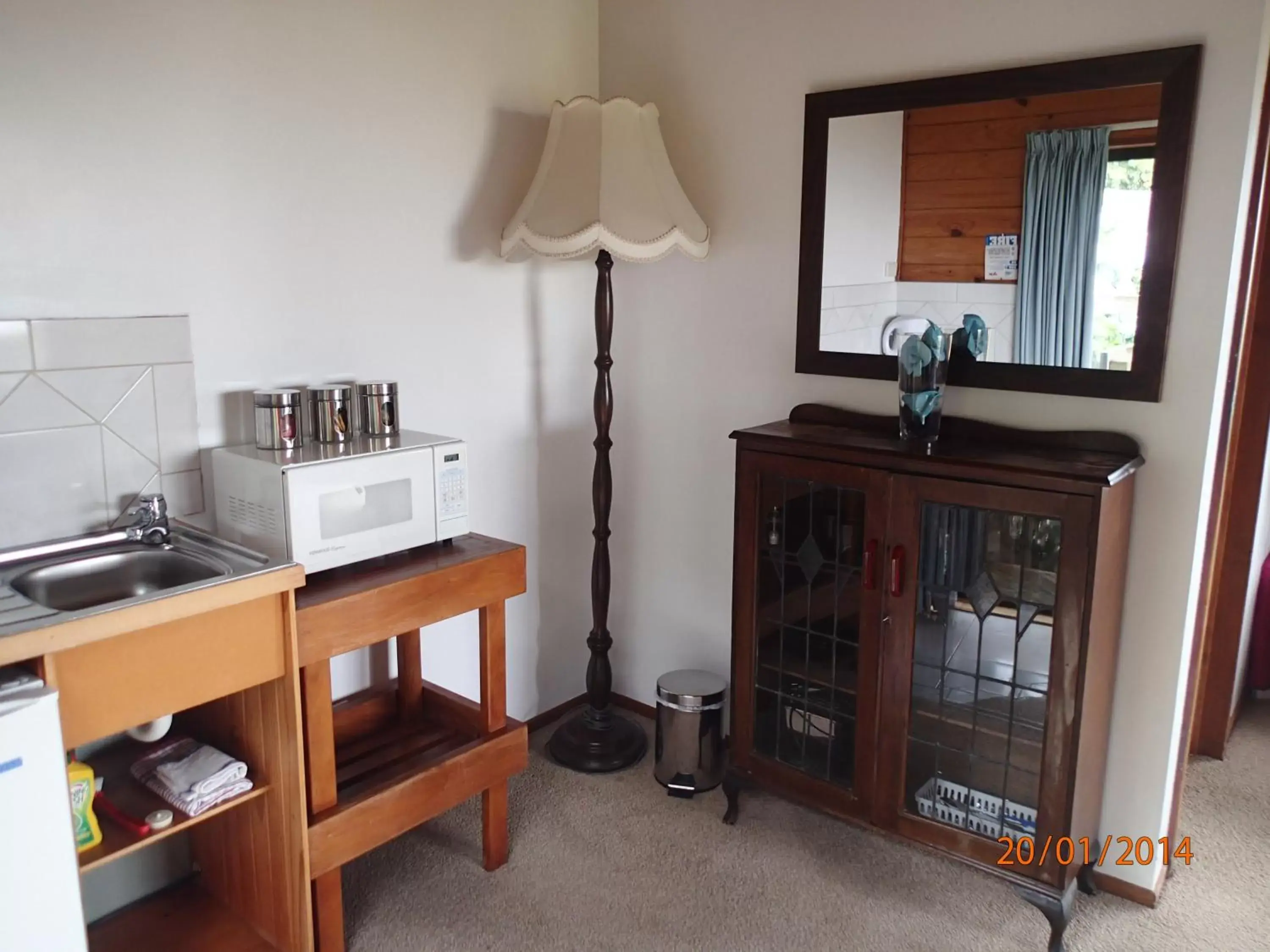 Kitchen or kitchenette, TV/Entertainment Center in Grafton Cottage & Chalets