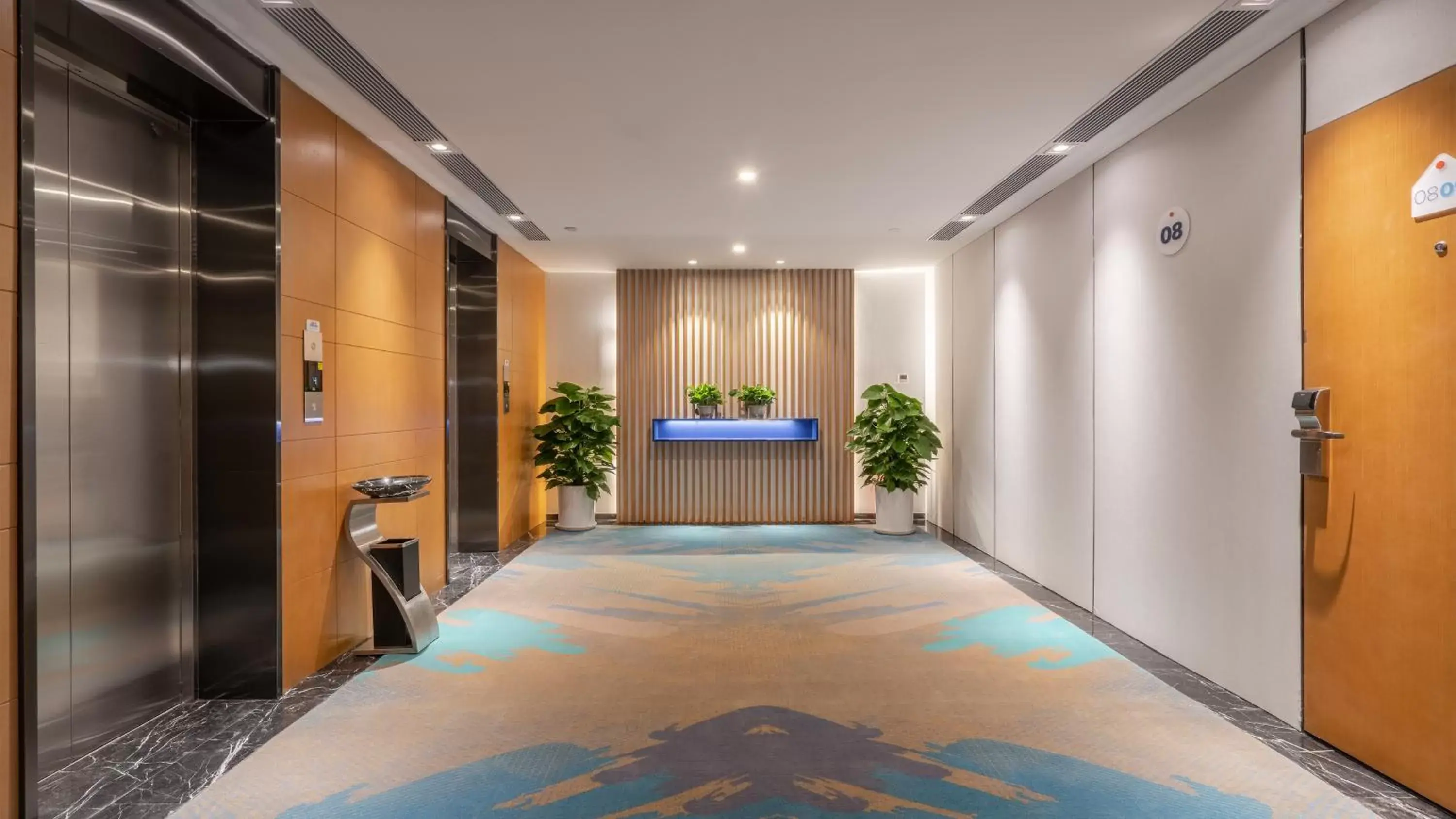 elevator, Bed in Holiday Inn Express Qingdao City Center by IHG elevator, Bed in Holiday Inn Express Qingdao City Center by IHG