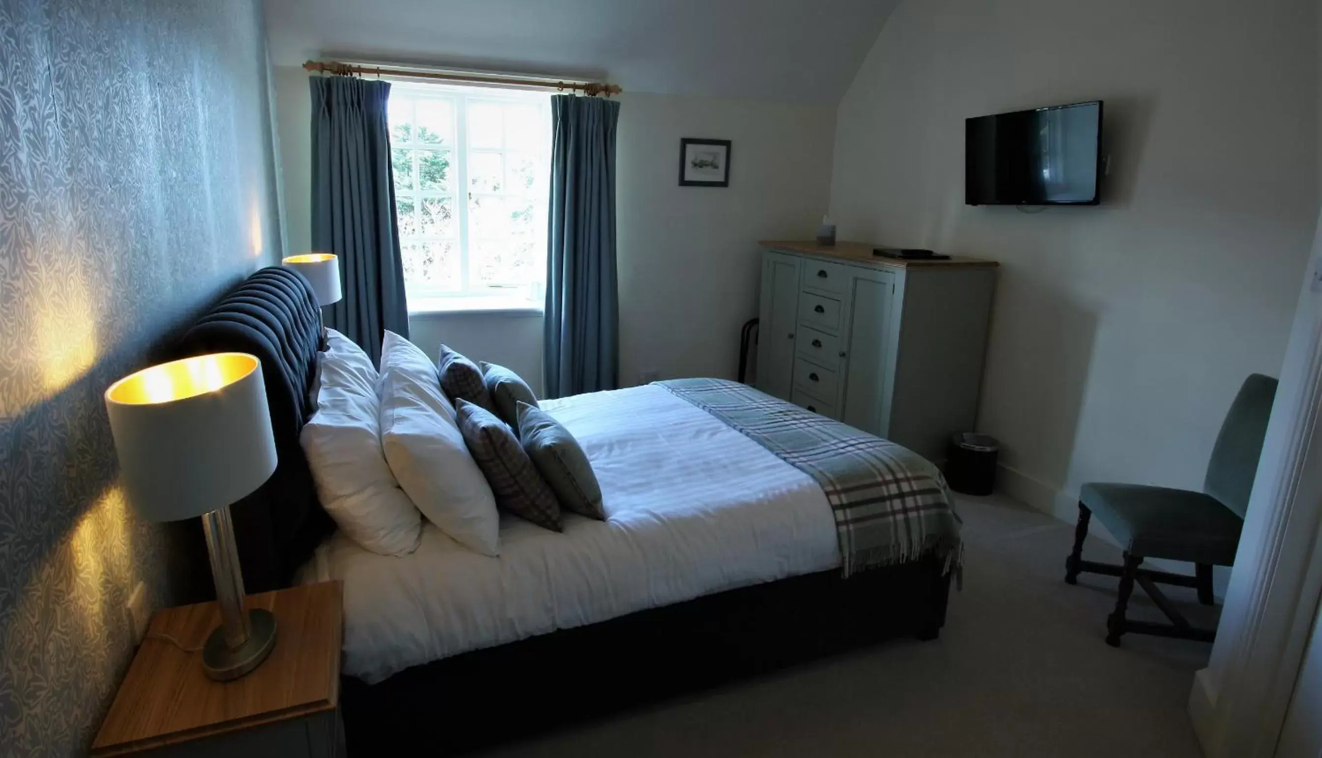 Photo of the whole room, Bed in Ravenstone Manor