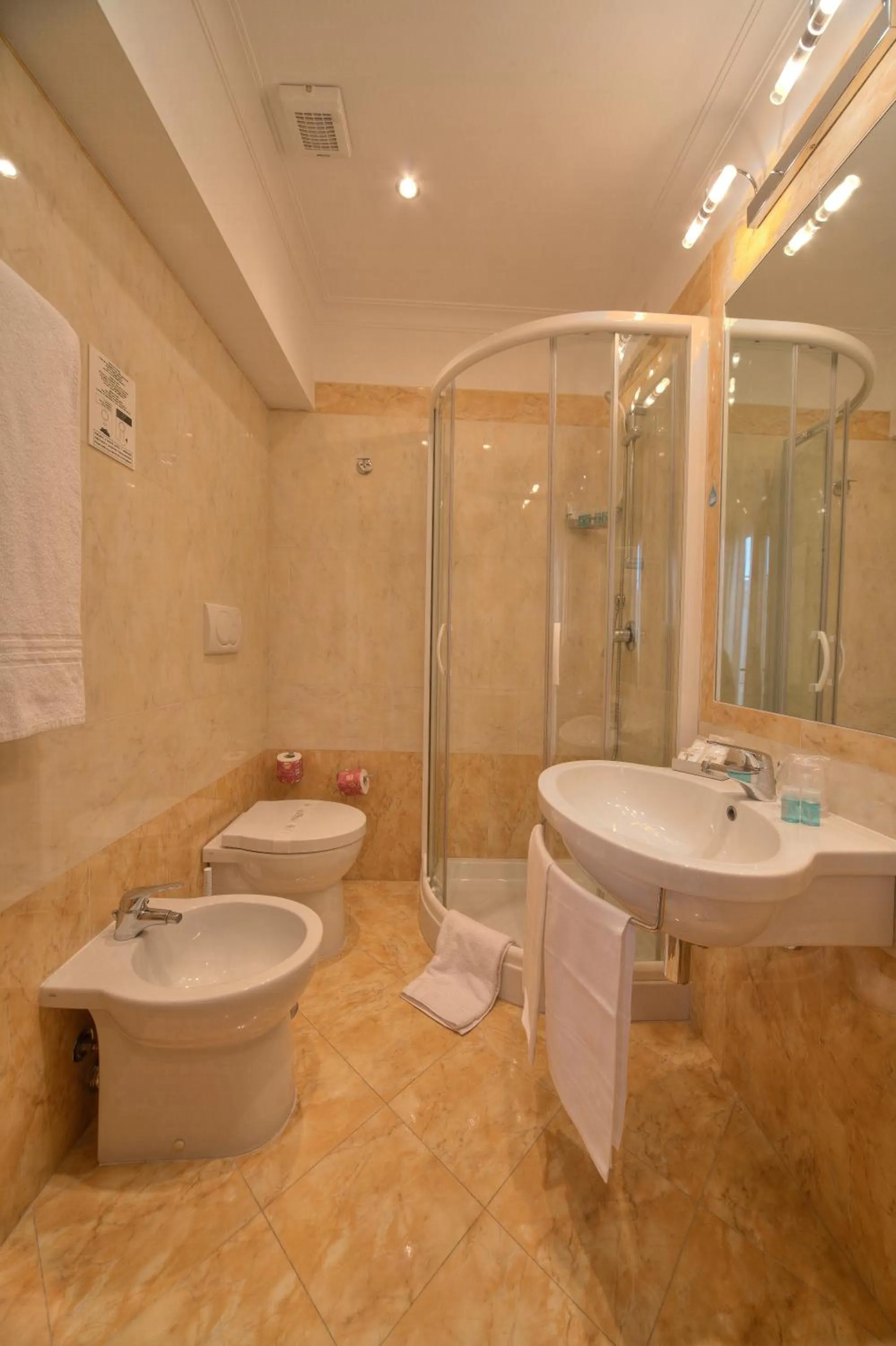 Shower in Hotel Galileo