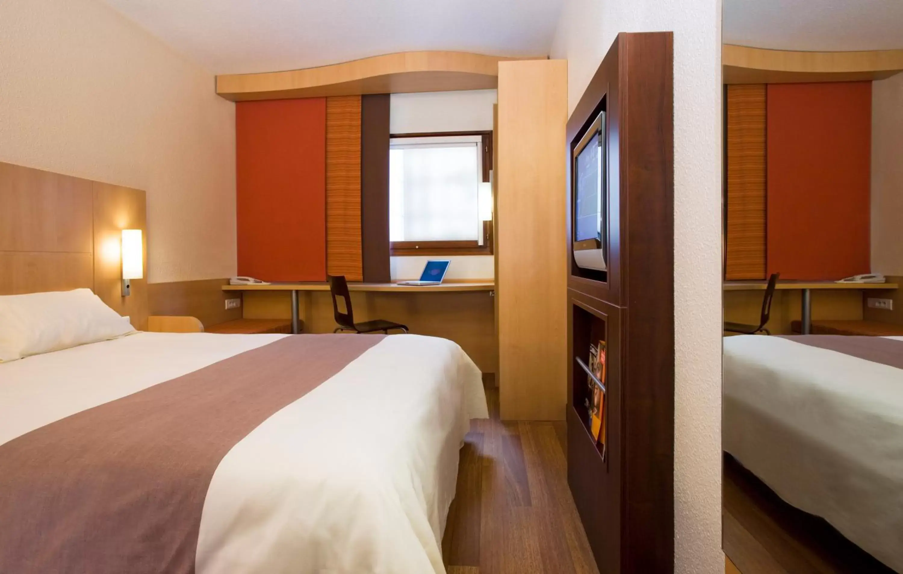 Photo of the whole room, Bed in Ibis Madrid Centro las Ventas