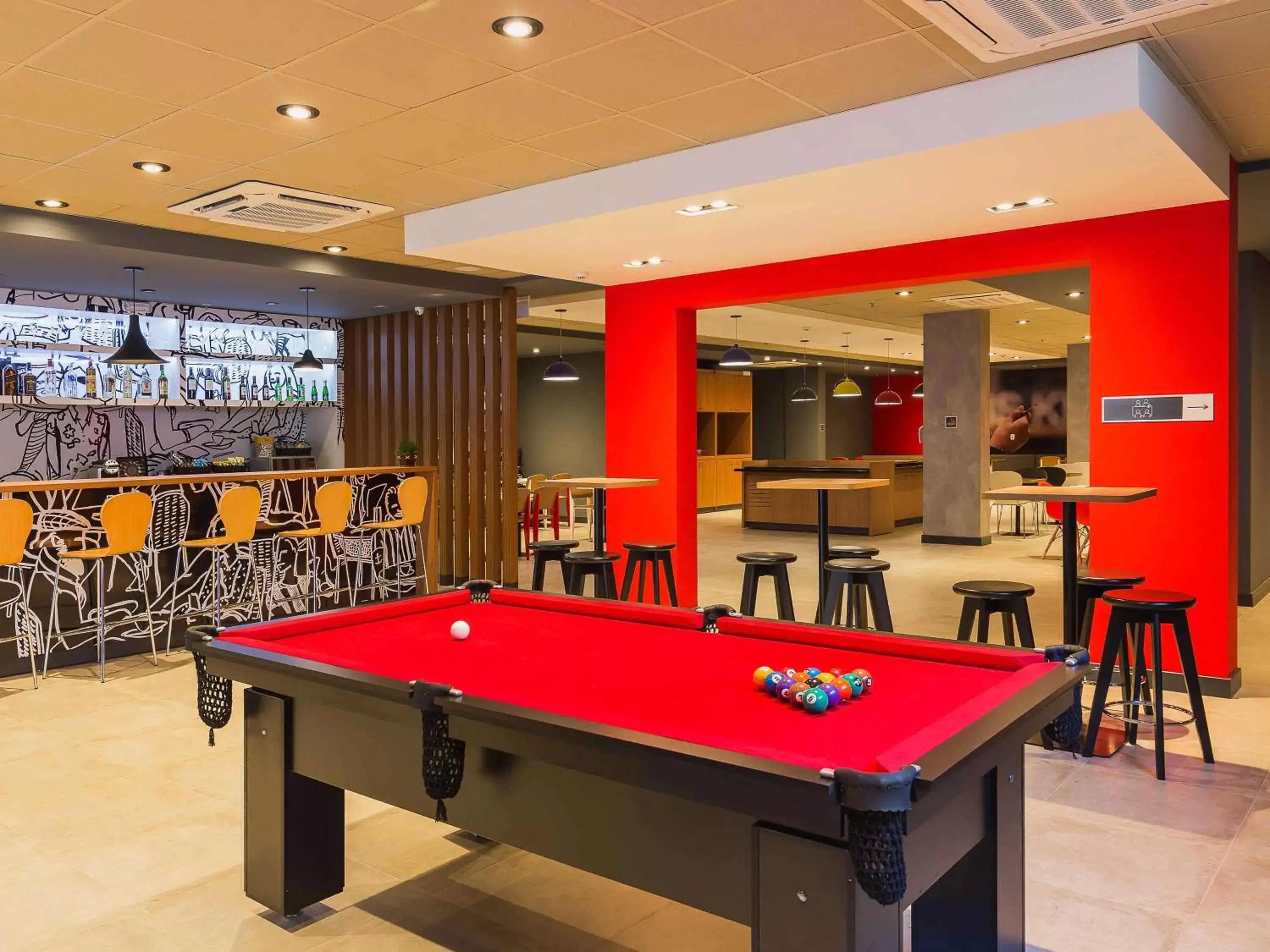 Lounge or bar, Billiards in ibis Erechim