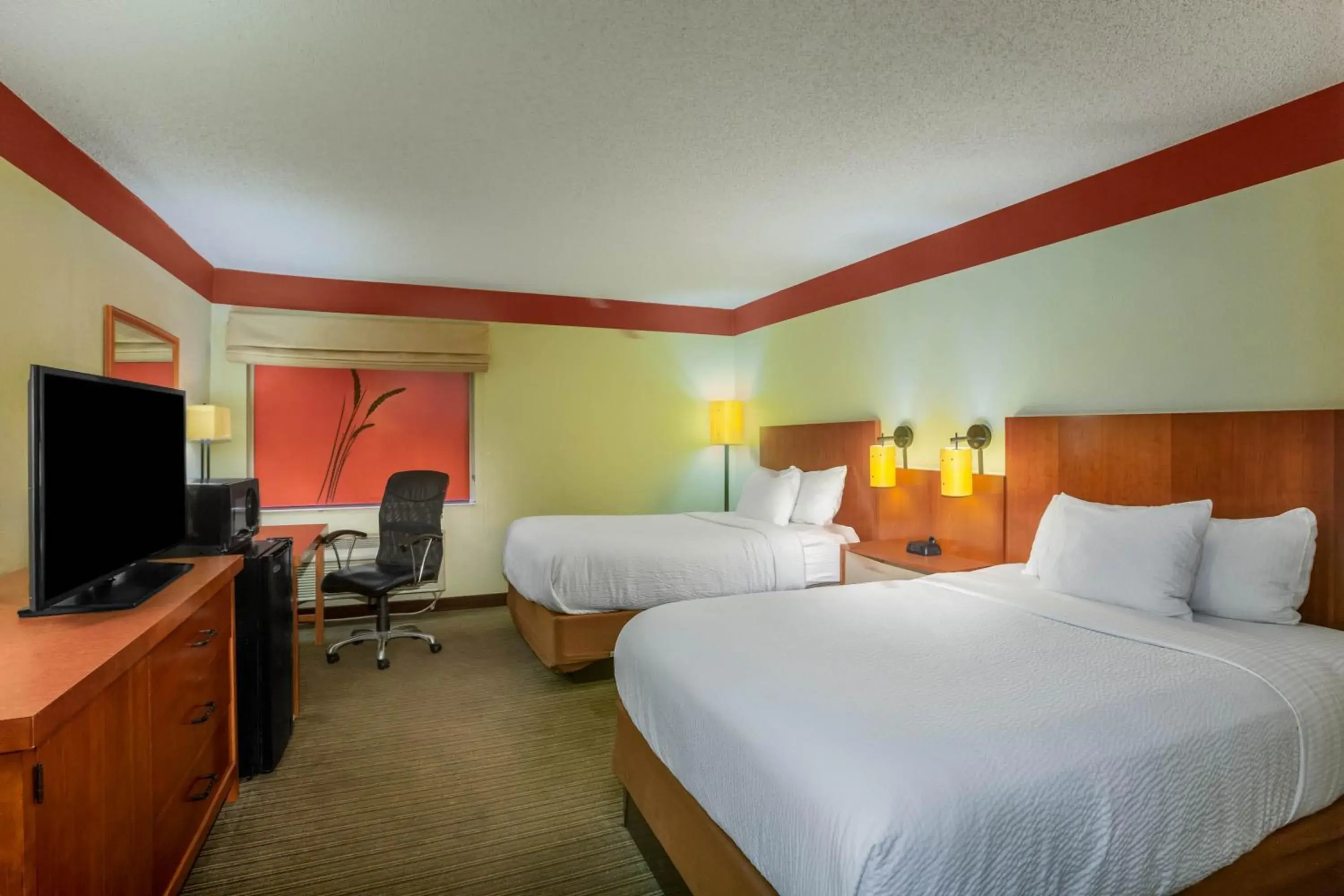 Bed in La Quinta Inn & Suites by Wyndham Springdale