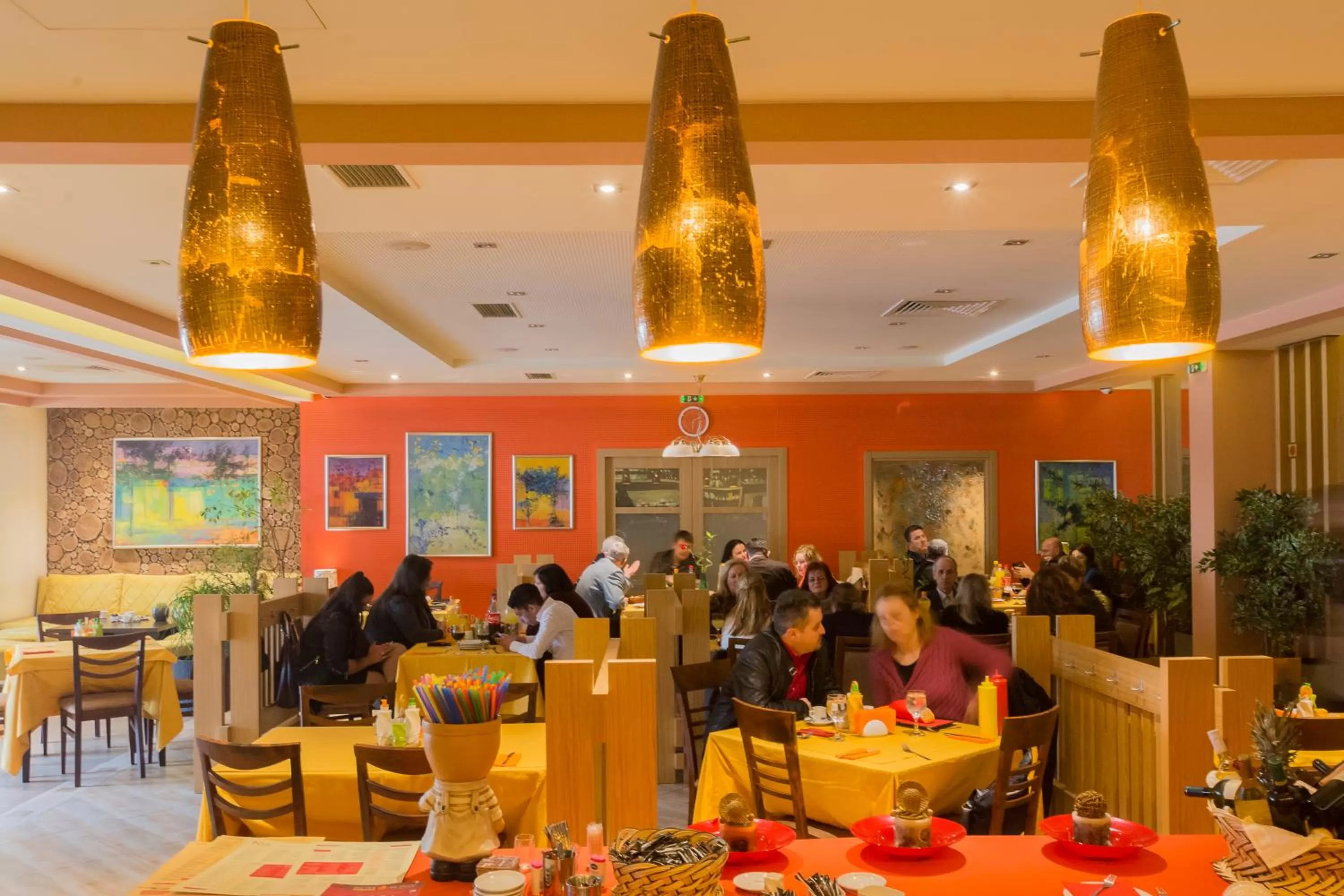 Restaurant/places to eat in Hotel Lirak