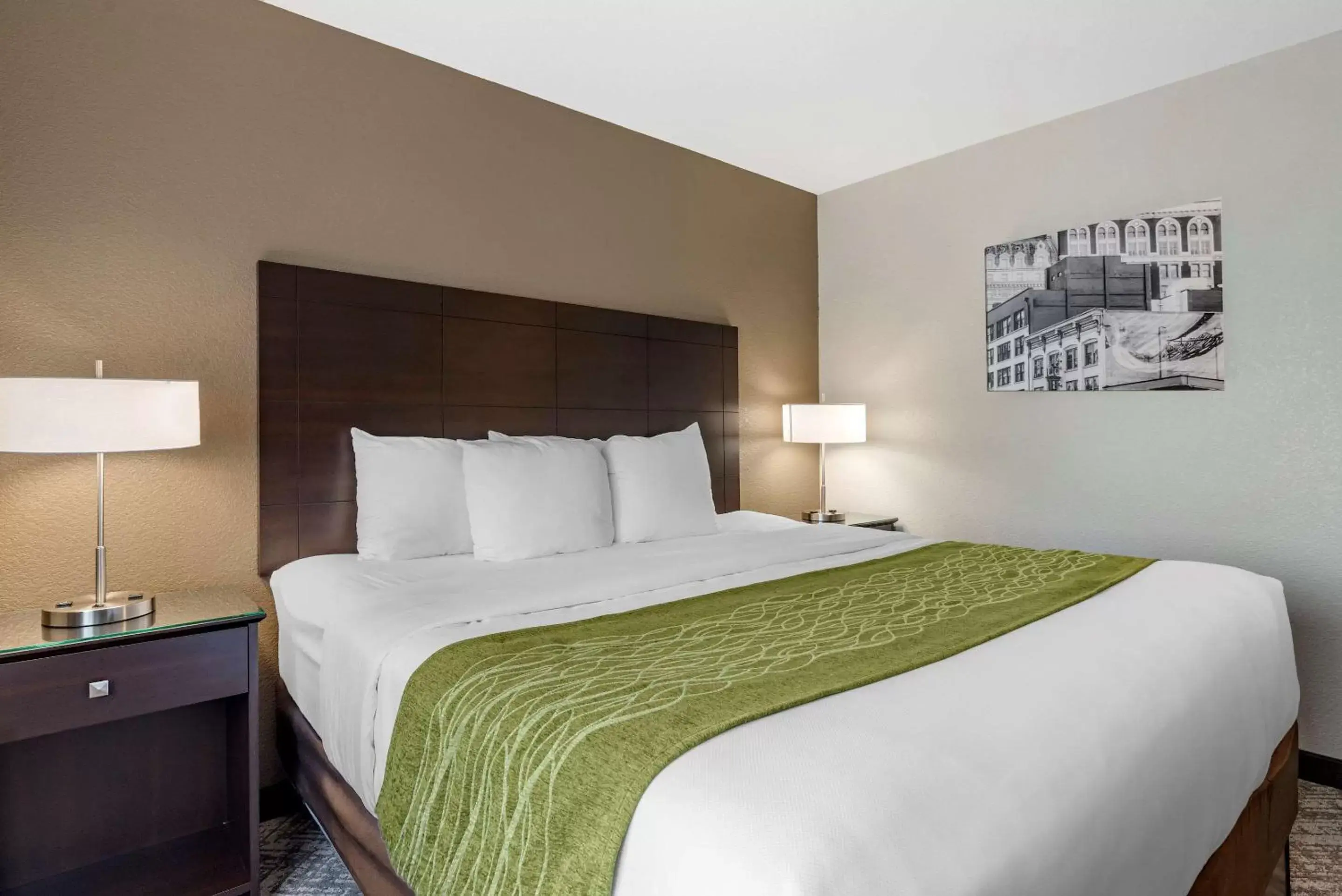 Photo of the whole room, Bed in Comfort Inn & Suites Tualatin - Lake Oswego South