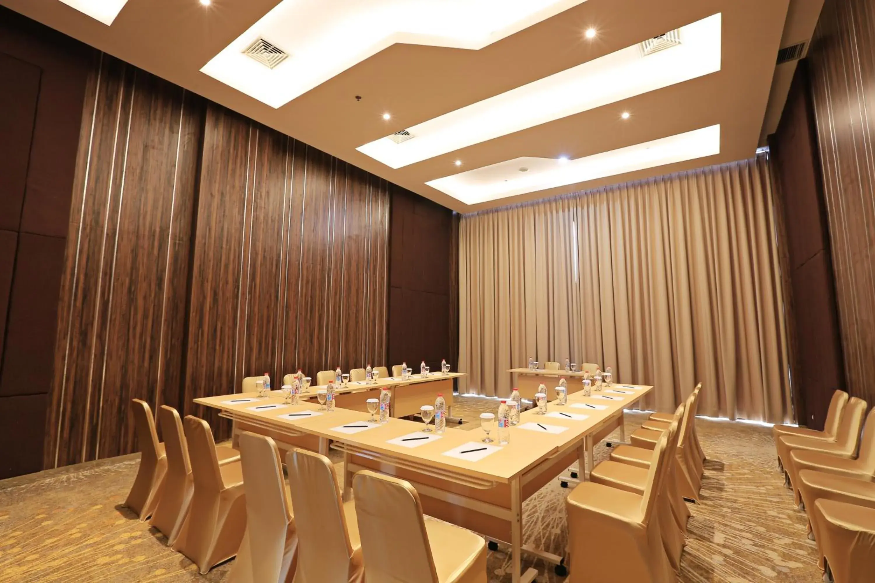 Banquet/Function facilities, Business Area/Conference Room in Luminor Hotel Jambi Kebun Jeruk By WH