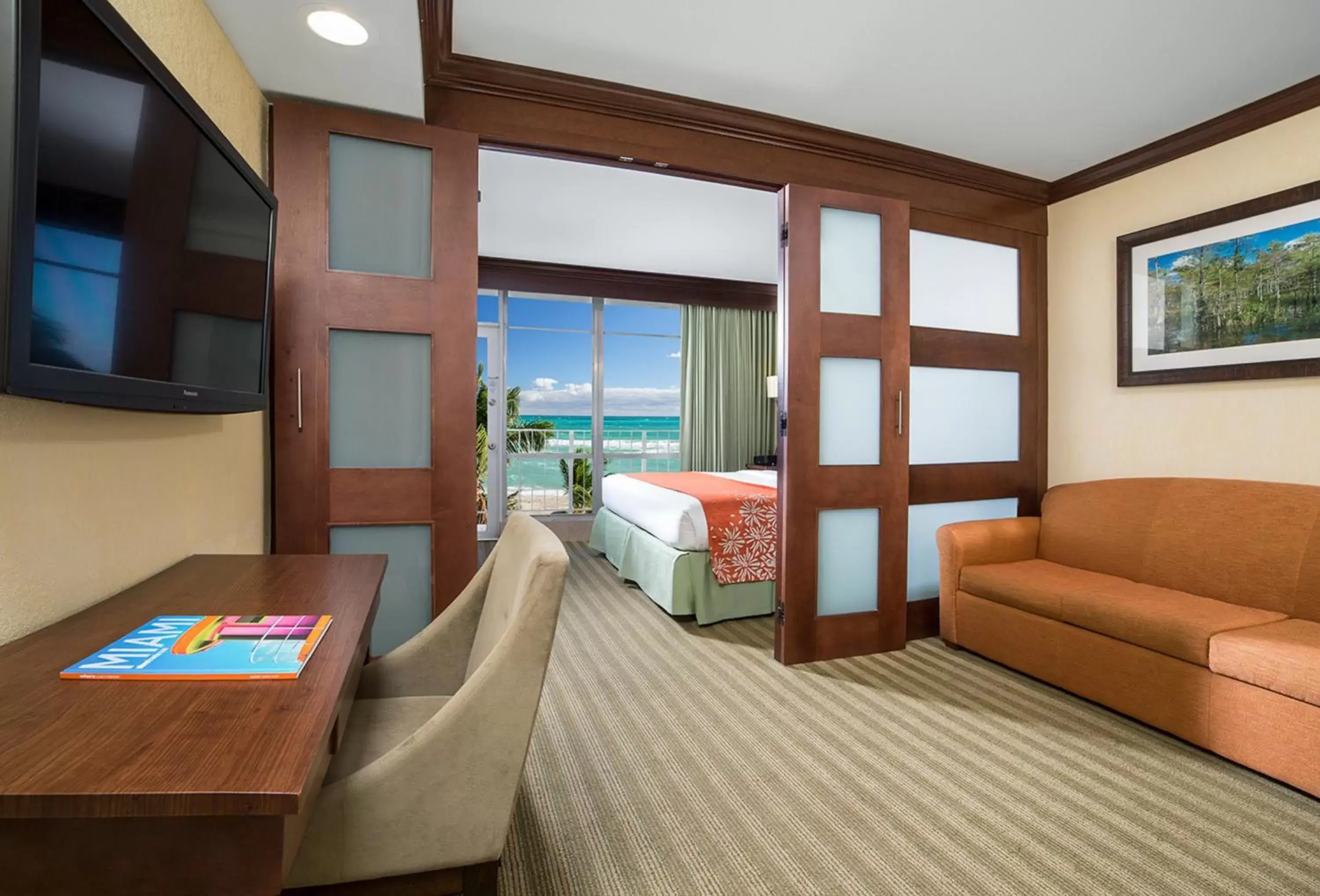 TV and multimedia, Seating Area in Newport Beachside Hotel & Resort