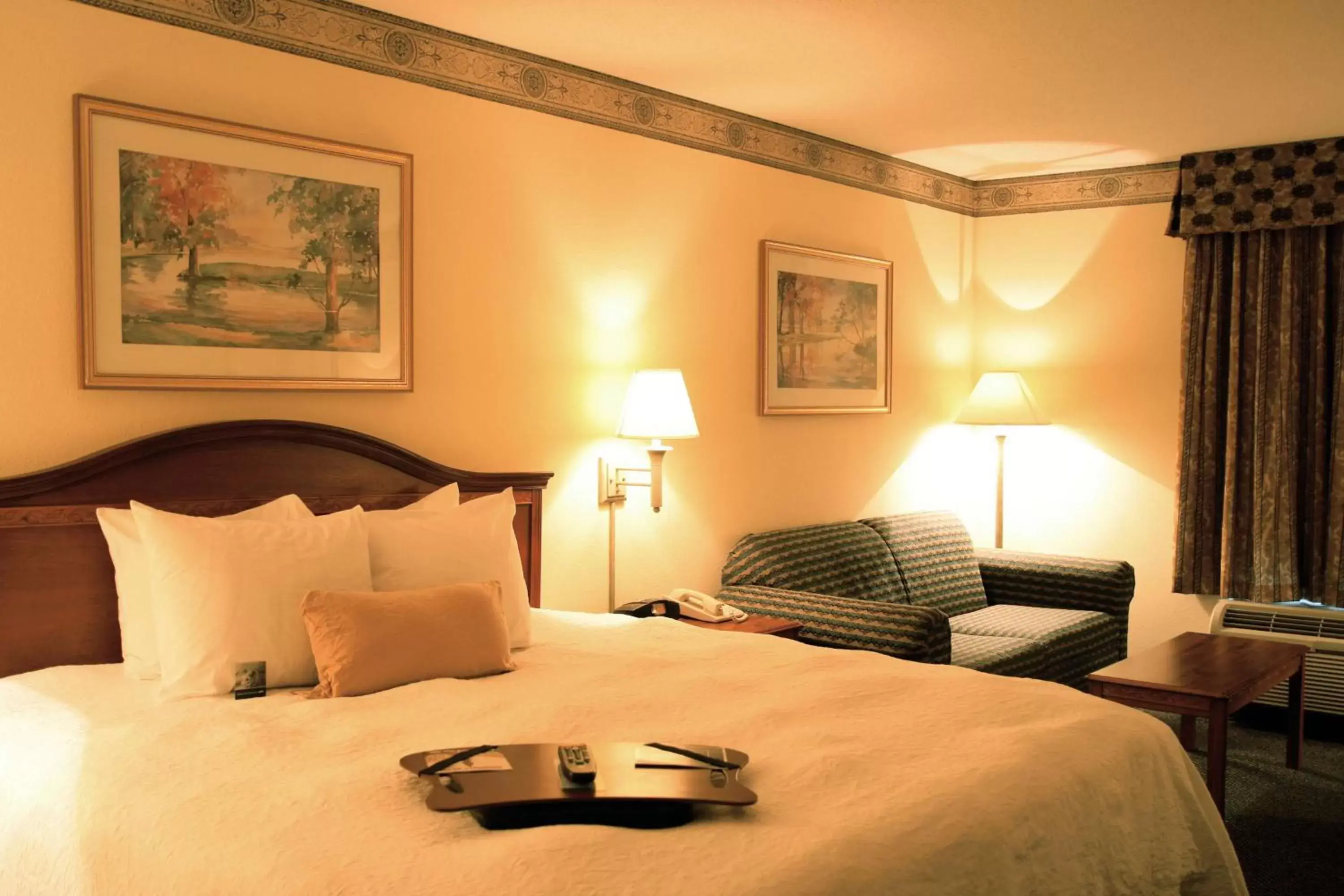 Bed in Hampton Inn & Suites-Atlanta Airport North-I-85