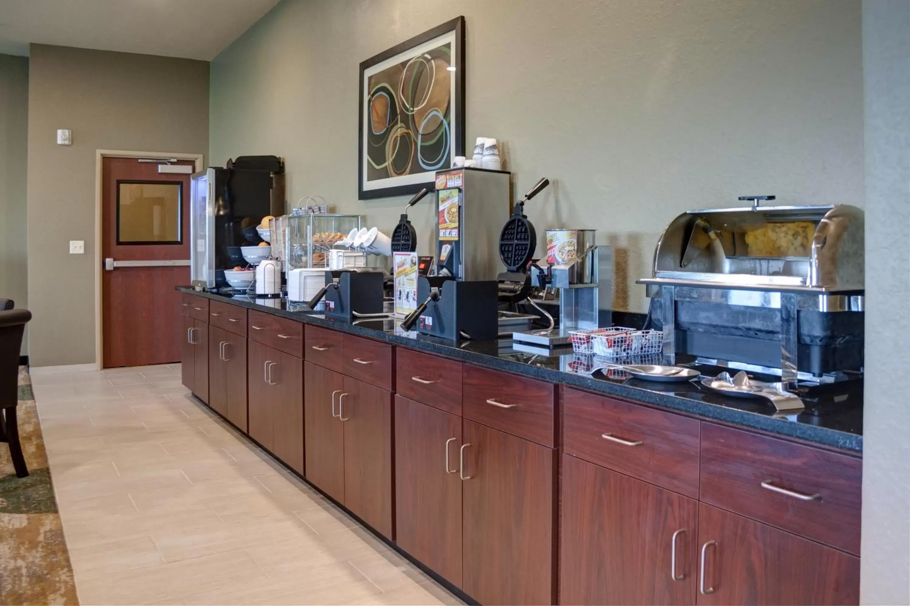 Buffet breakfast, Restaurant/Places to Eat in Cobblestone Hotel and Suites - Jefferson