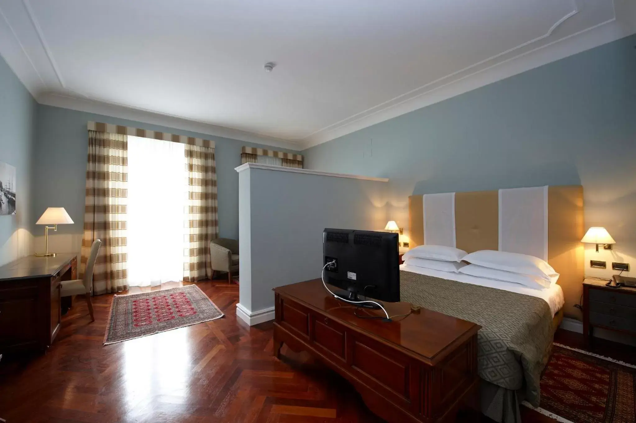 Bedroom, TV/Entertainment Center in Grand Hotel Piazza Borsa