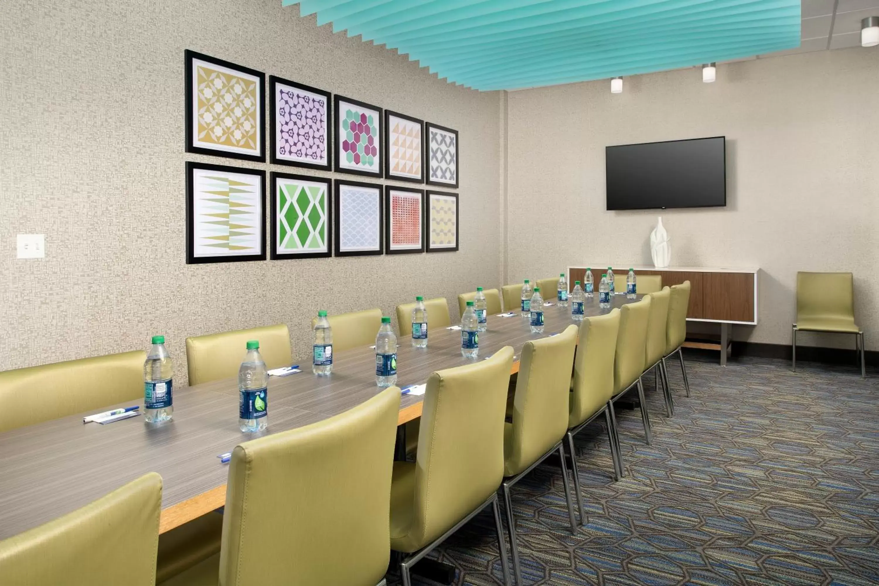 Meeting/conference room in Holiday Inn Express & Suites - North Brunswick, an IHG Hotel