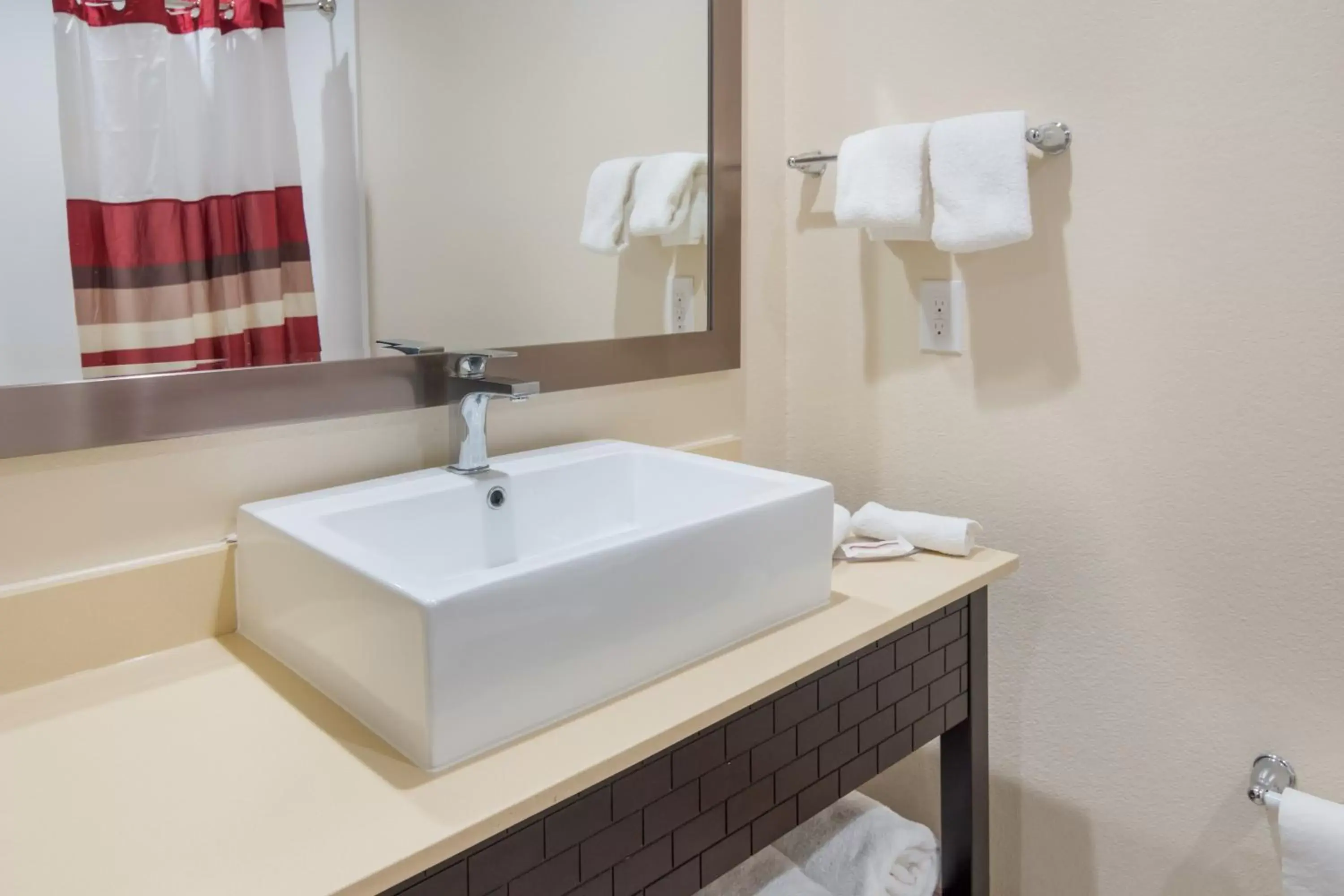 Photo of the whole room, Bathroom in Red Roof Inn PLUS+ Fort Worth - Burleson