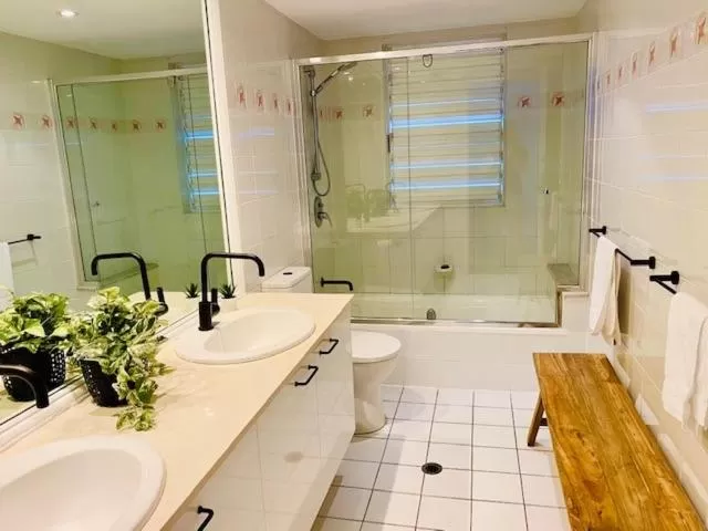 Bathroom in BeachView Apartments at Villa Paradiso