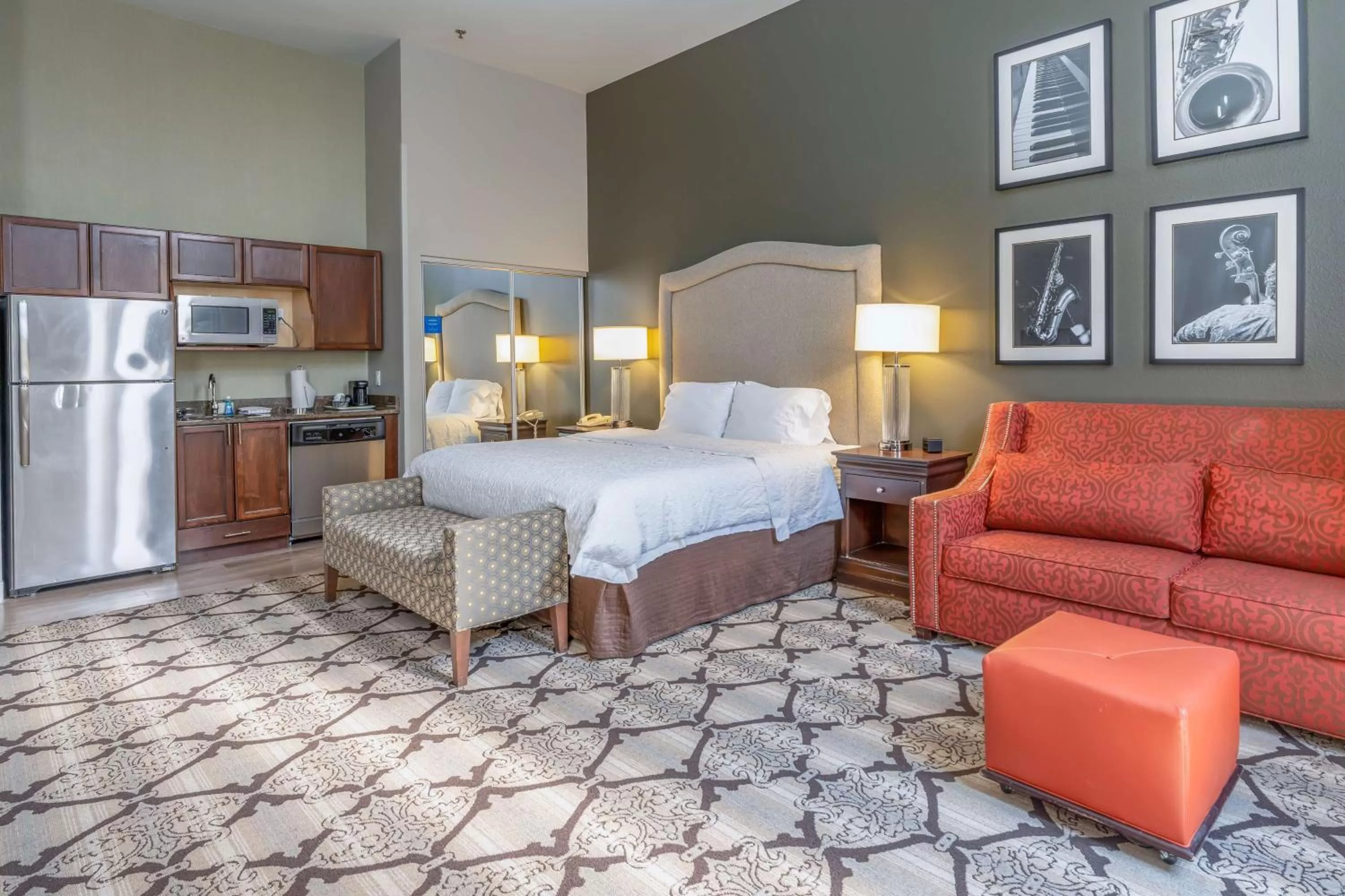 Living room, Bed in Hampton Inn and Suites New Orleans Convention Center