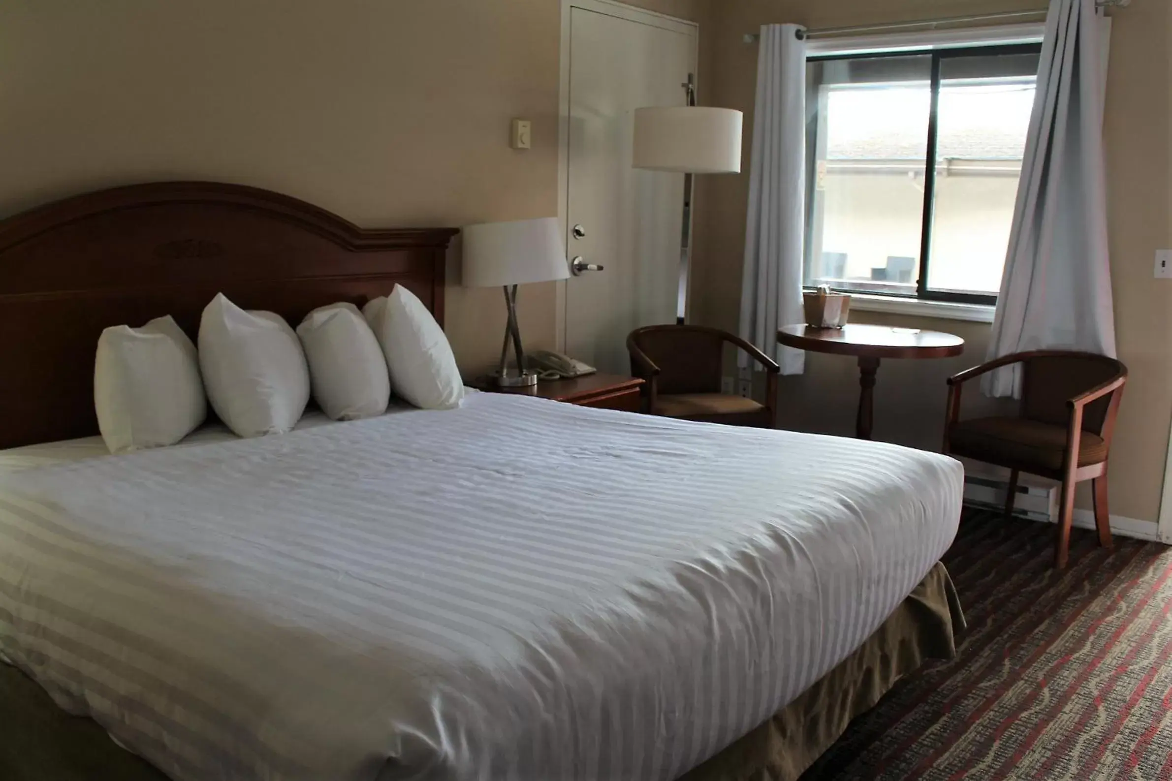 Bedroom, Bed in Ramada by Wyndham Campbell River