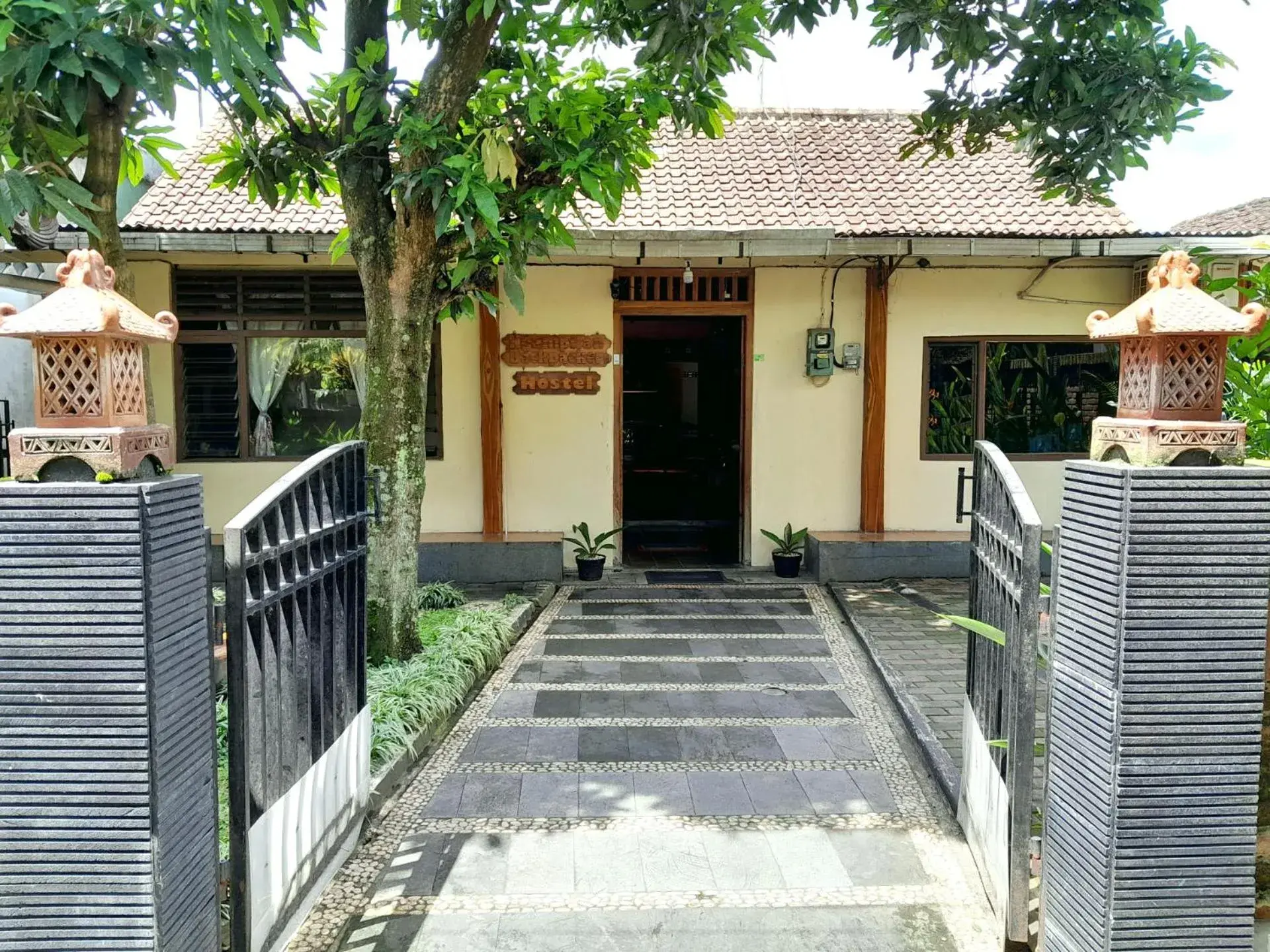 Property building in Ngampilan Backpacker Hostel