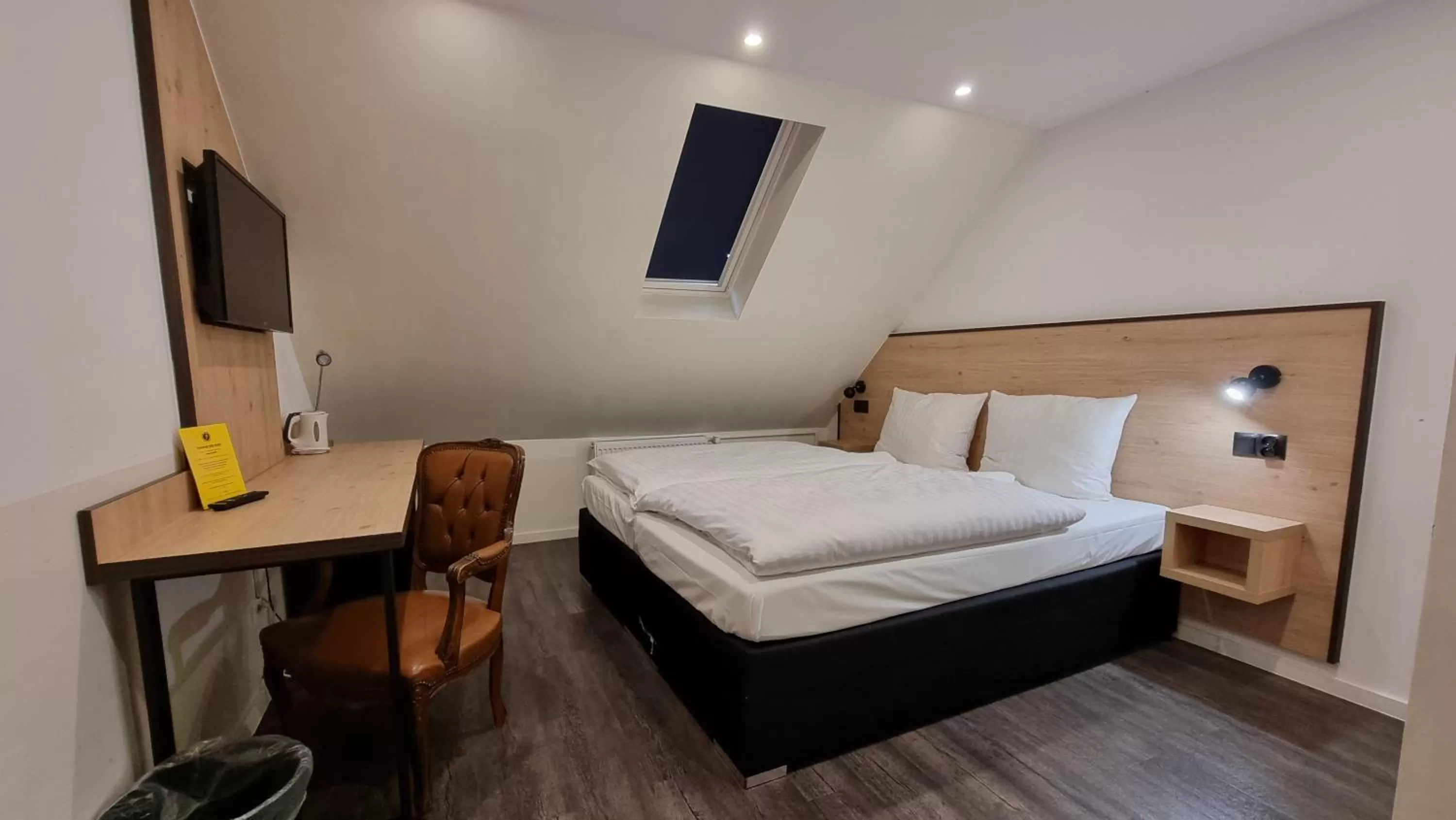 Bed in JJ Hotel Hannover-City-Pension