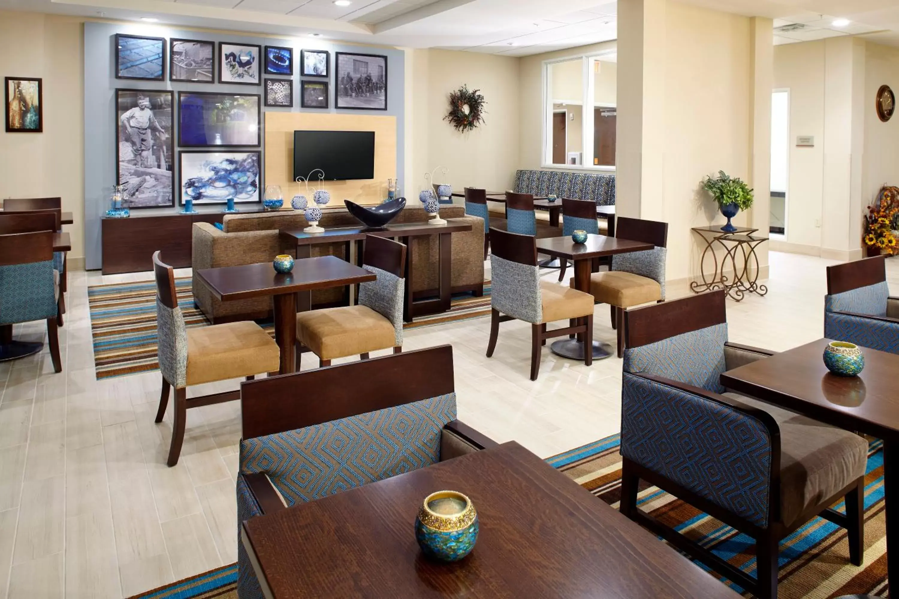 Communal lounge/ TV room, Restaurant/Places to Eat in Hawthorn Suites by Wyndham Wheeling at The Highlands