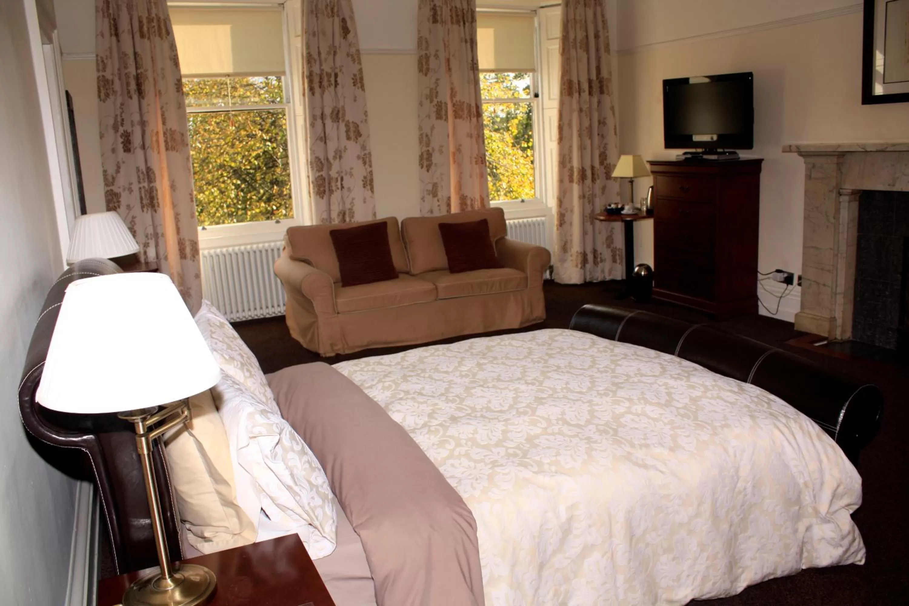 Living room, Bed in Ashtree House Hotel, Glasgow Airport & Paisley