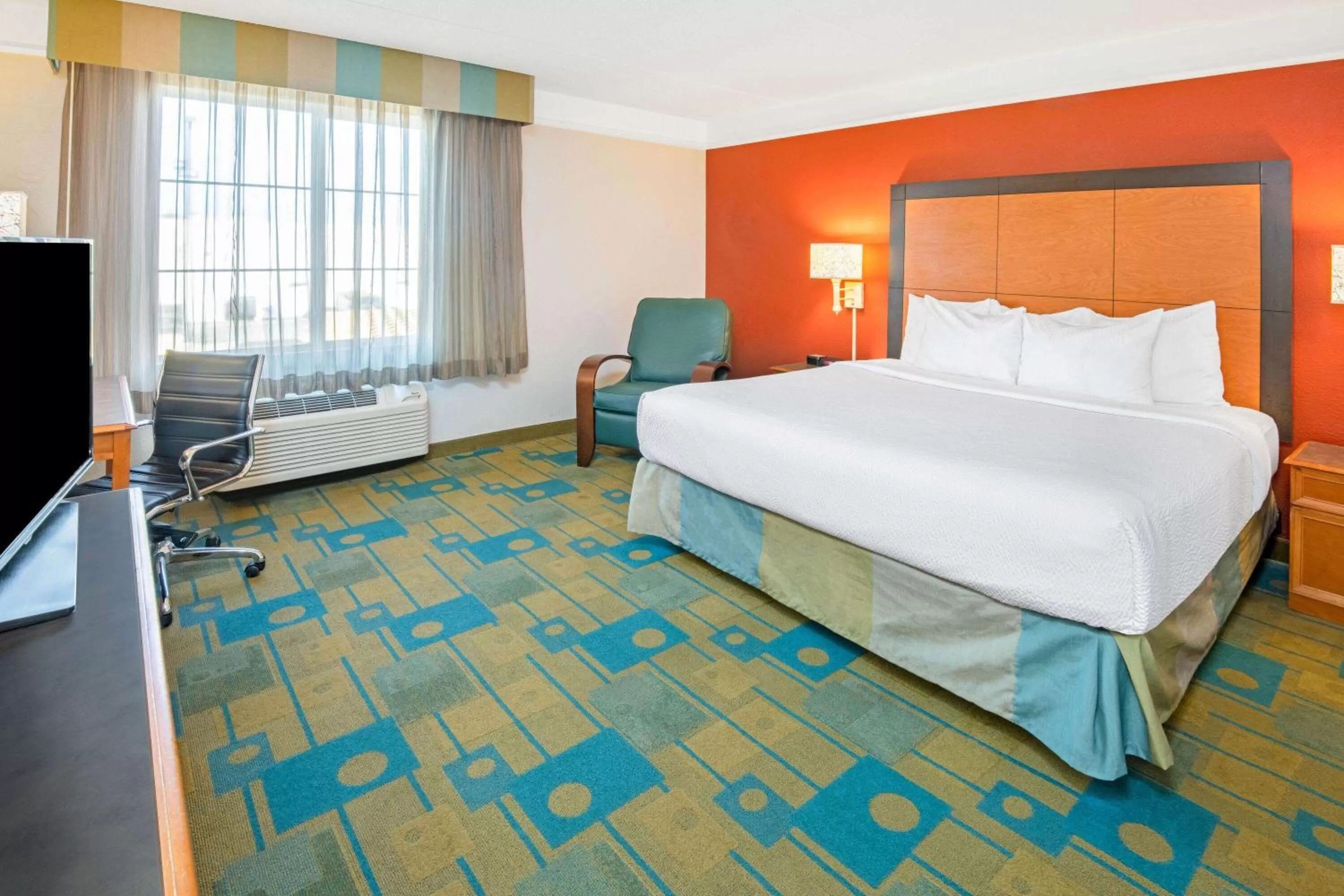 King Room with Bath Tub - Mobility Accessible/Non-Smoking in La Quinta by Wyndham Sherman