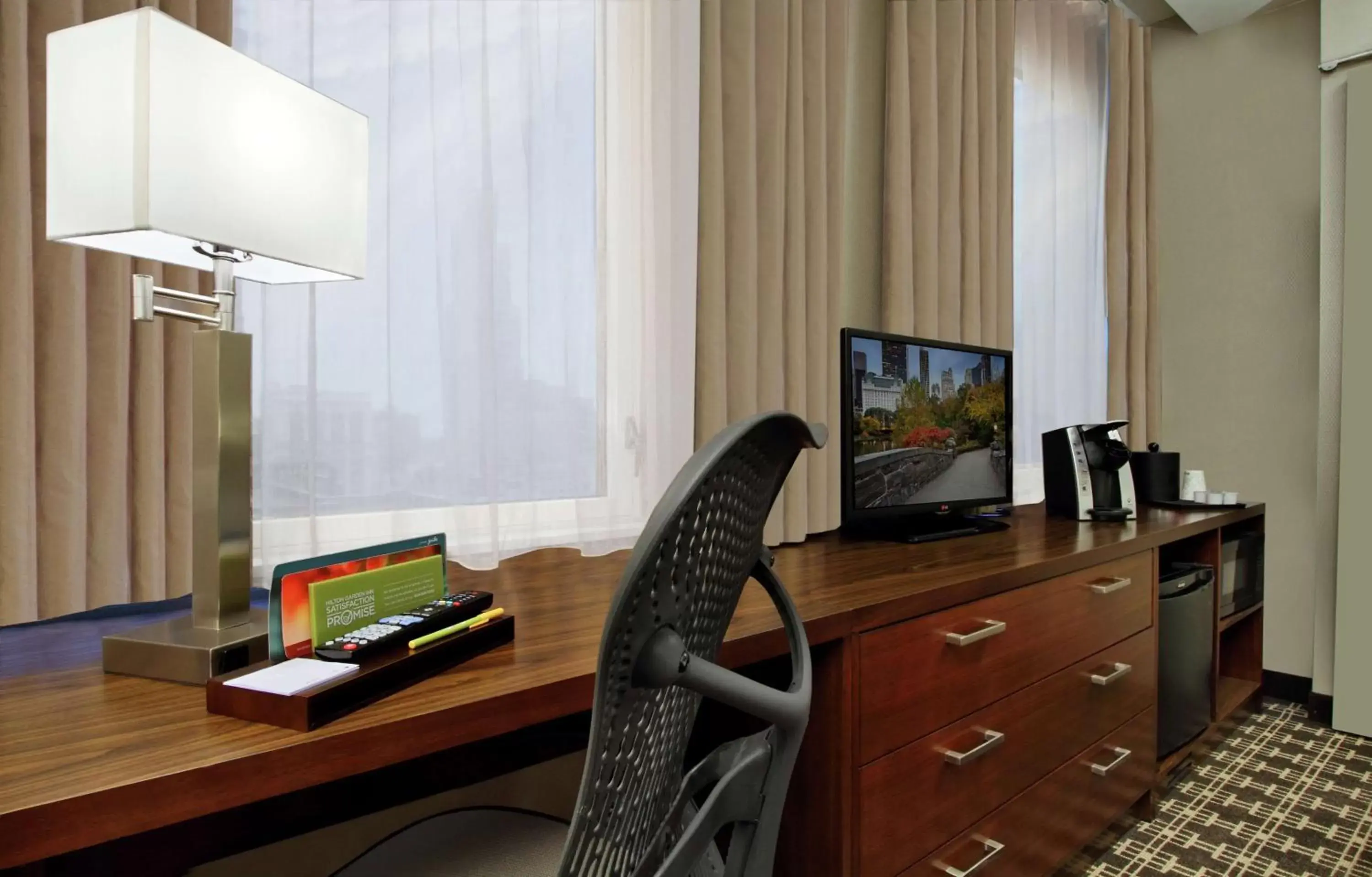 Bedroom, TV/Entertainment Center in Hilton Garden Inn New York/Midtown Park Avenue