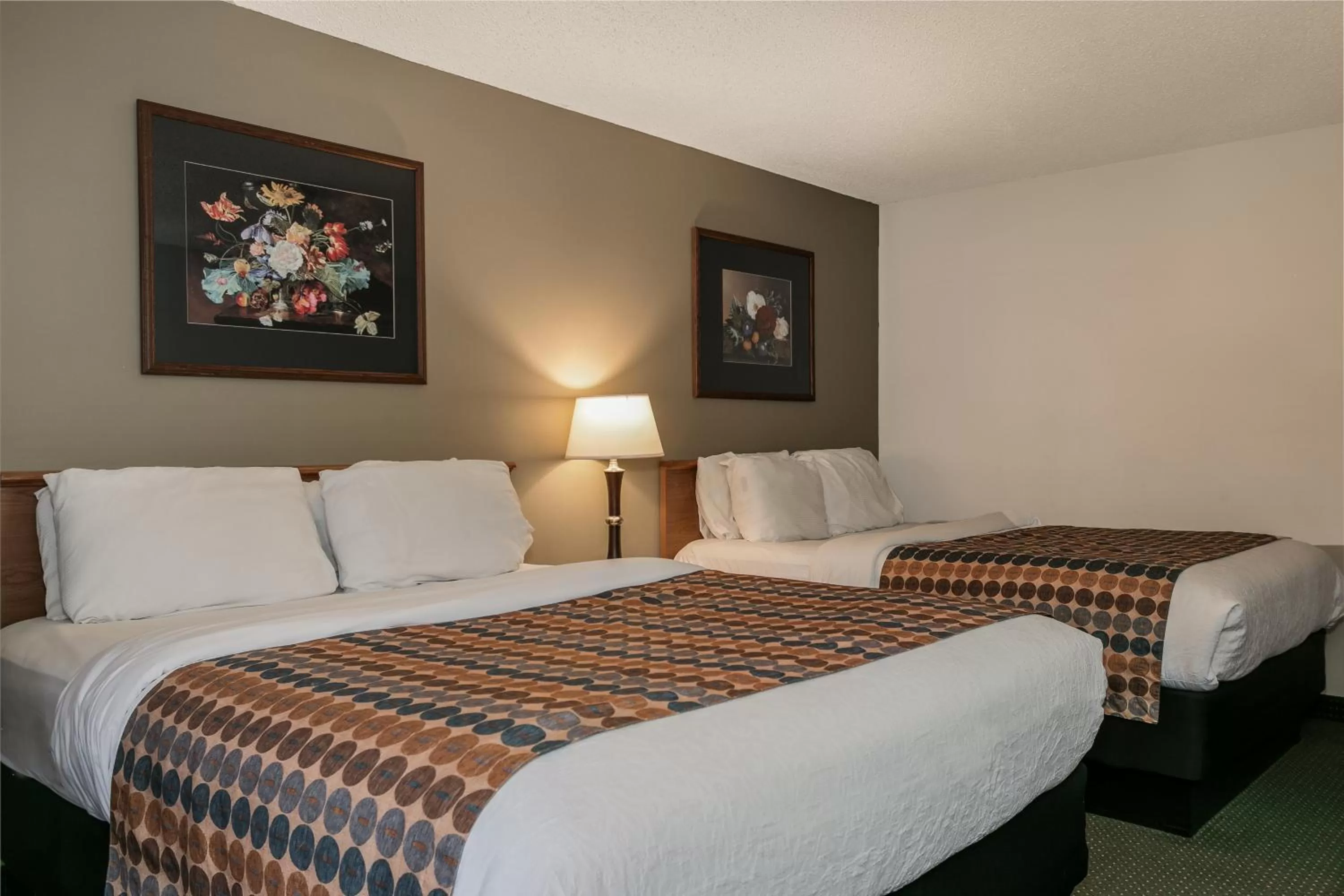 Bedroom, Bed in Courtesy Inn Downtown Eugene