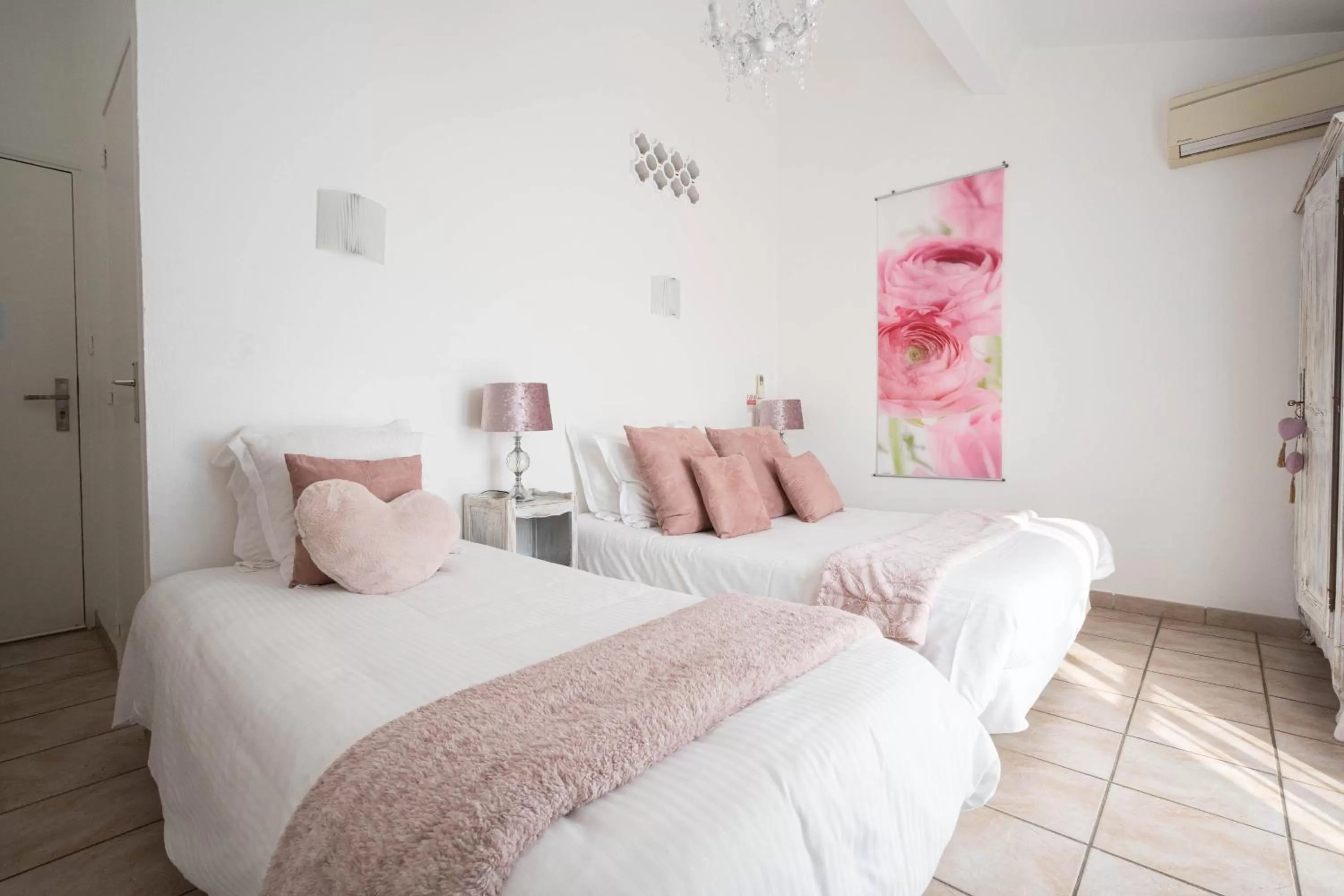 Bed in Hôtel Le Méditerranée