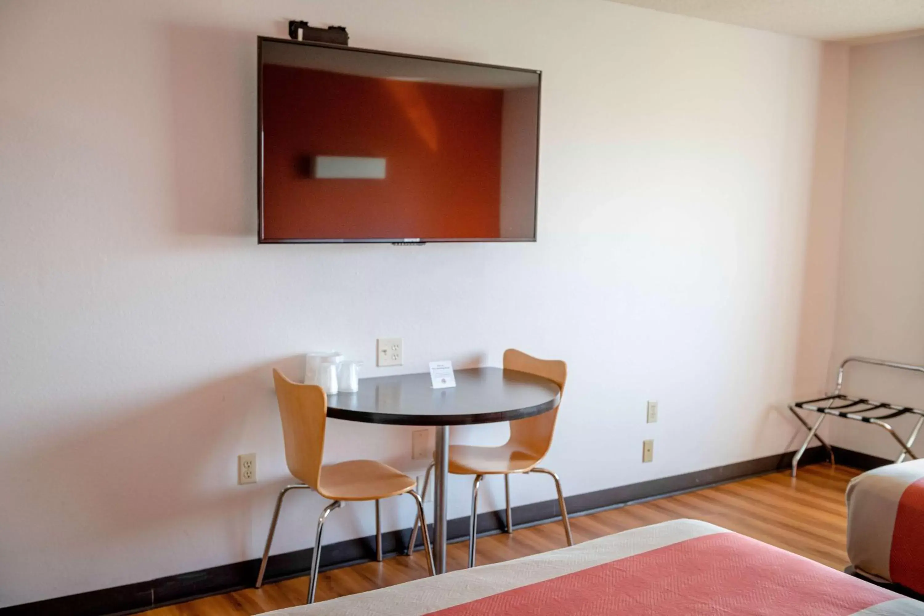 Photo of the whole room, TV/Entertainment Center in Motel 6-Lincoln, NE