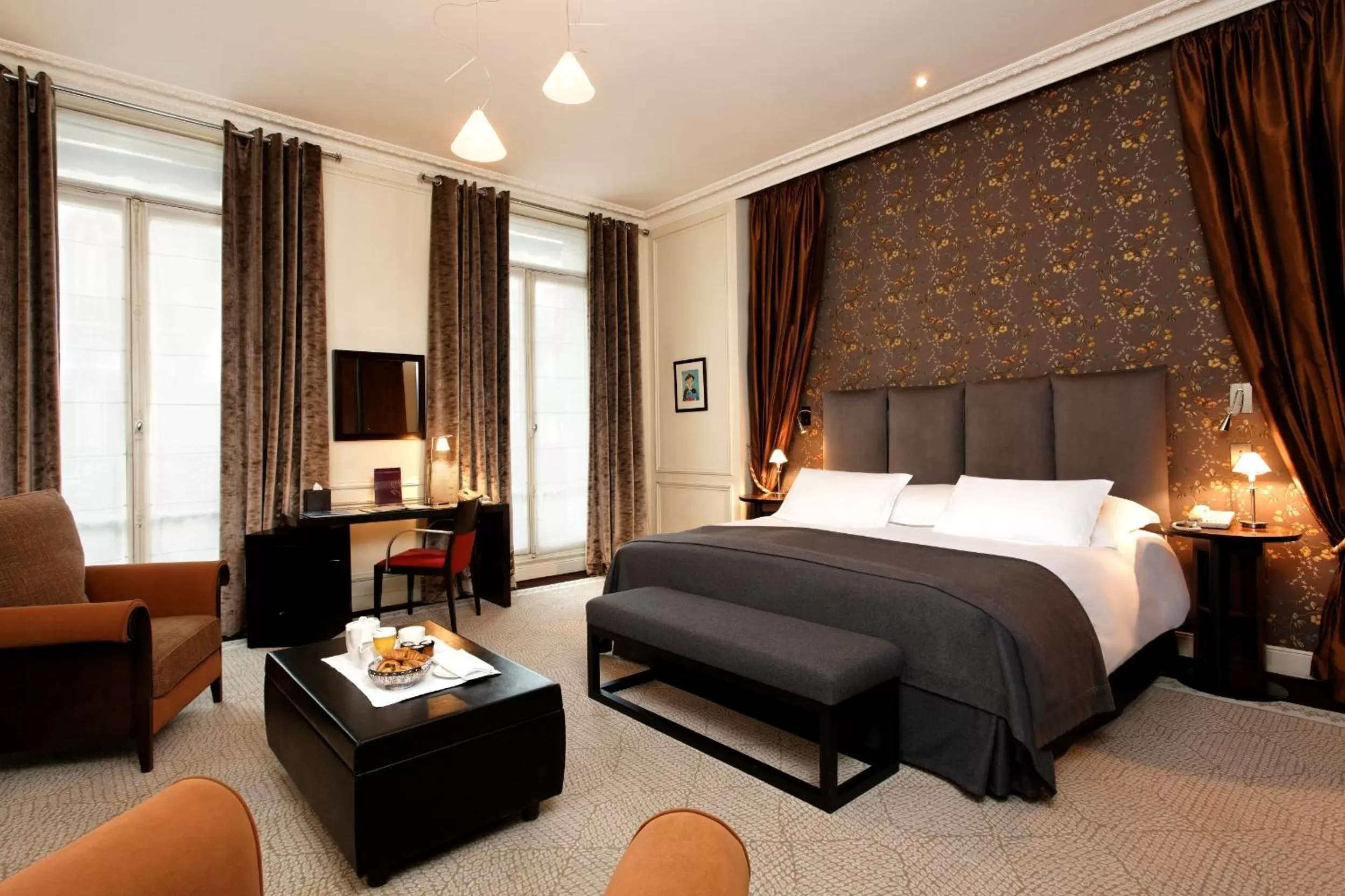 Photo of the whole room, Bed in La Tremoille Paris