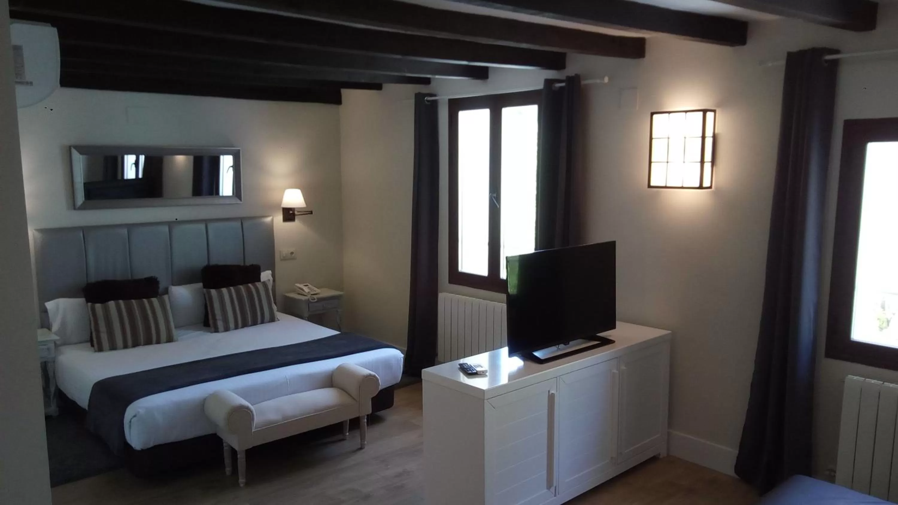 TV and multimedia, Bed in Hotel Resort Cueva del Fraile