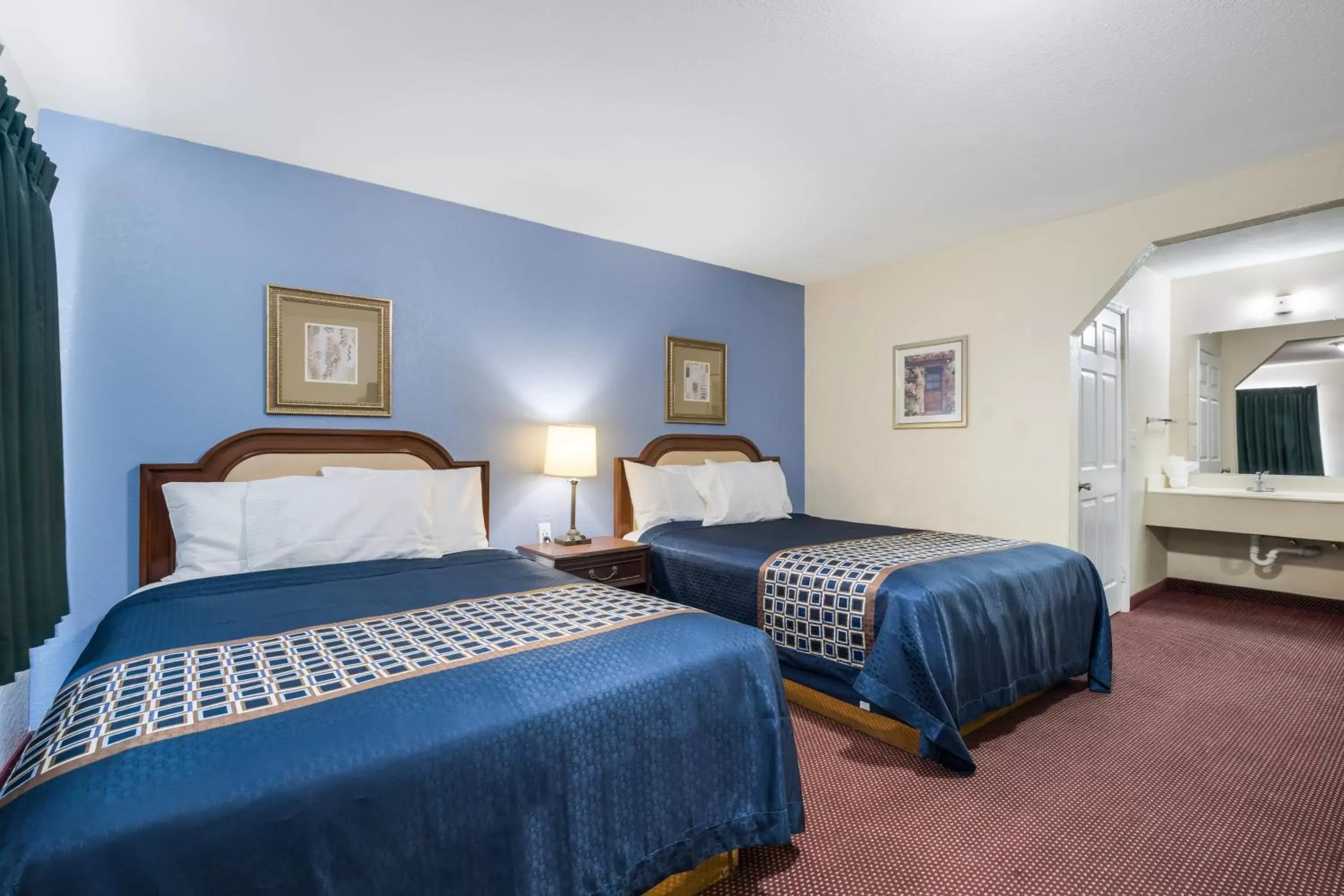 Property building, Bed in Rodeway Inn & Suites