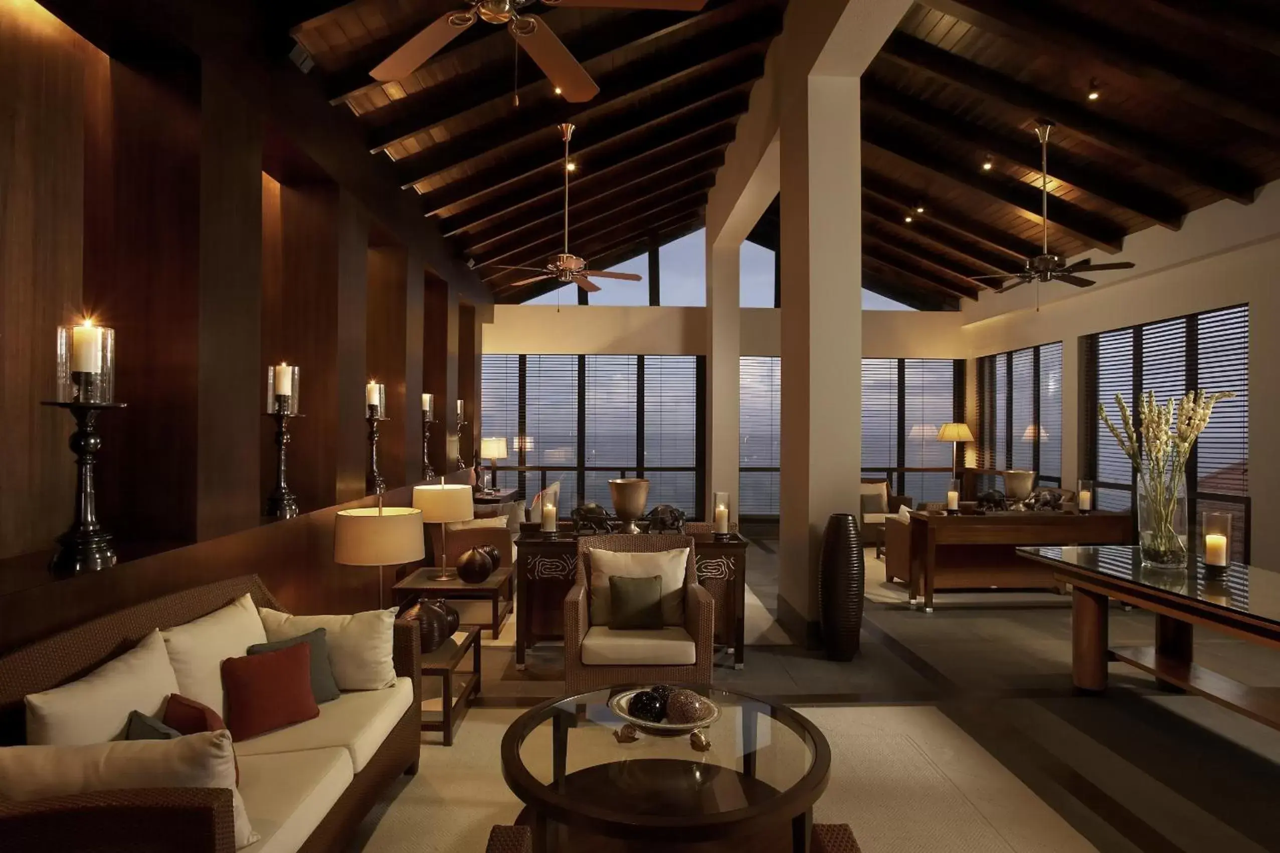 Lobby or reception, Lounge/Bar in The Leela Kovalam, a Raviz Hotel