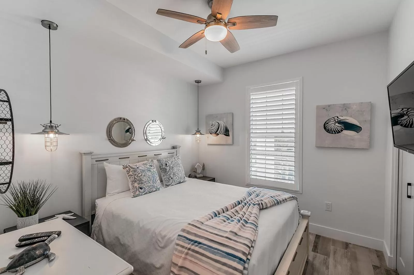 Bed in Cape Crossing Resort & Marina