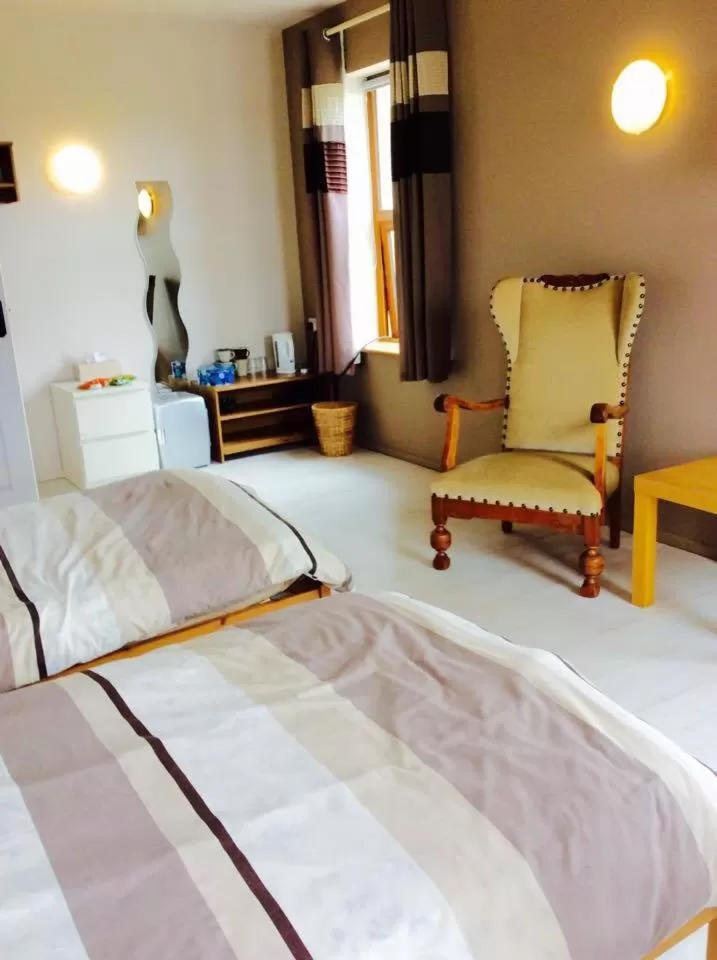 Photo of the whole room, Bed in Holland House F94DP26