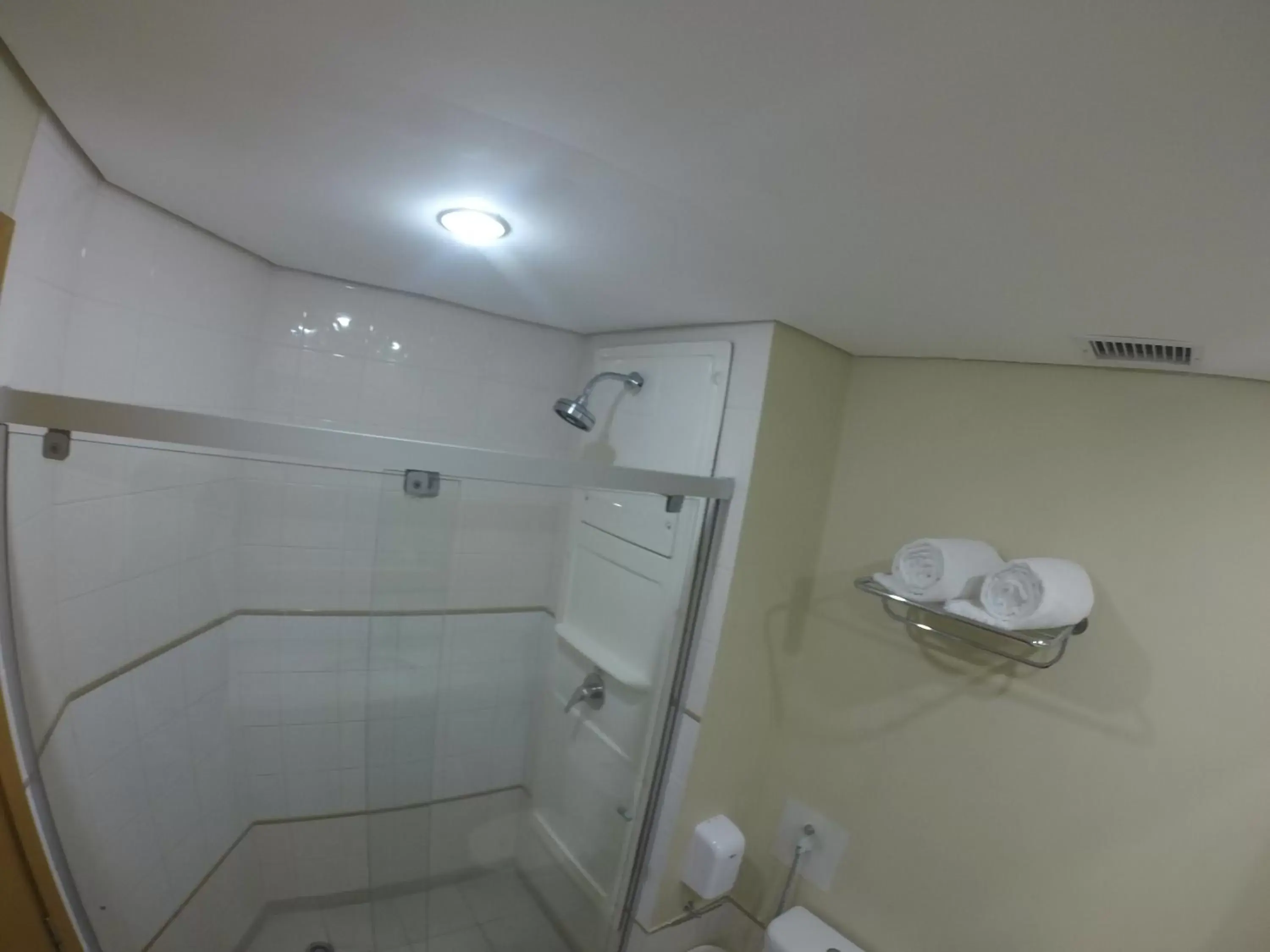 Bathroom in Comfort Suites Londrina